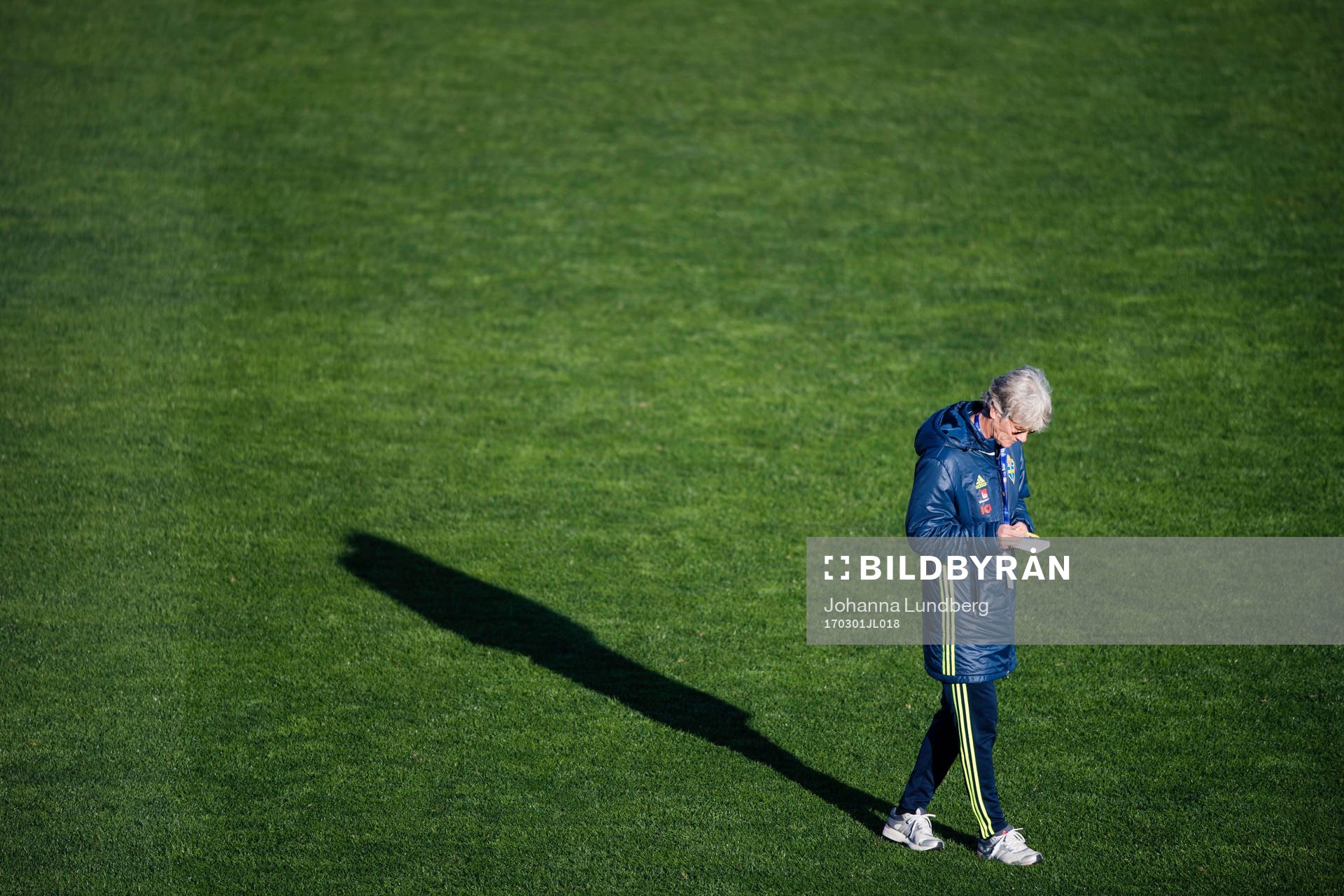 Sveriges förbundskapten Pia Sundhage antecknar