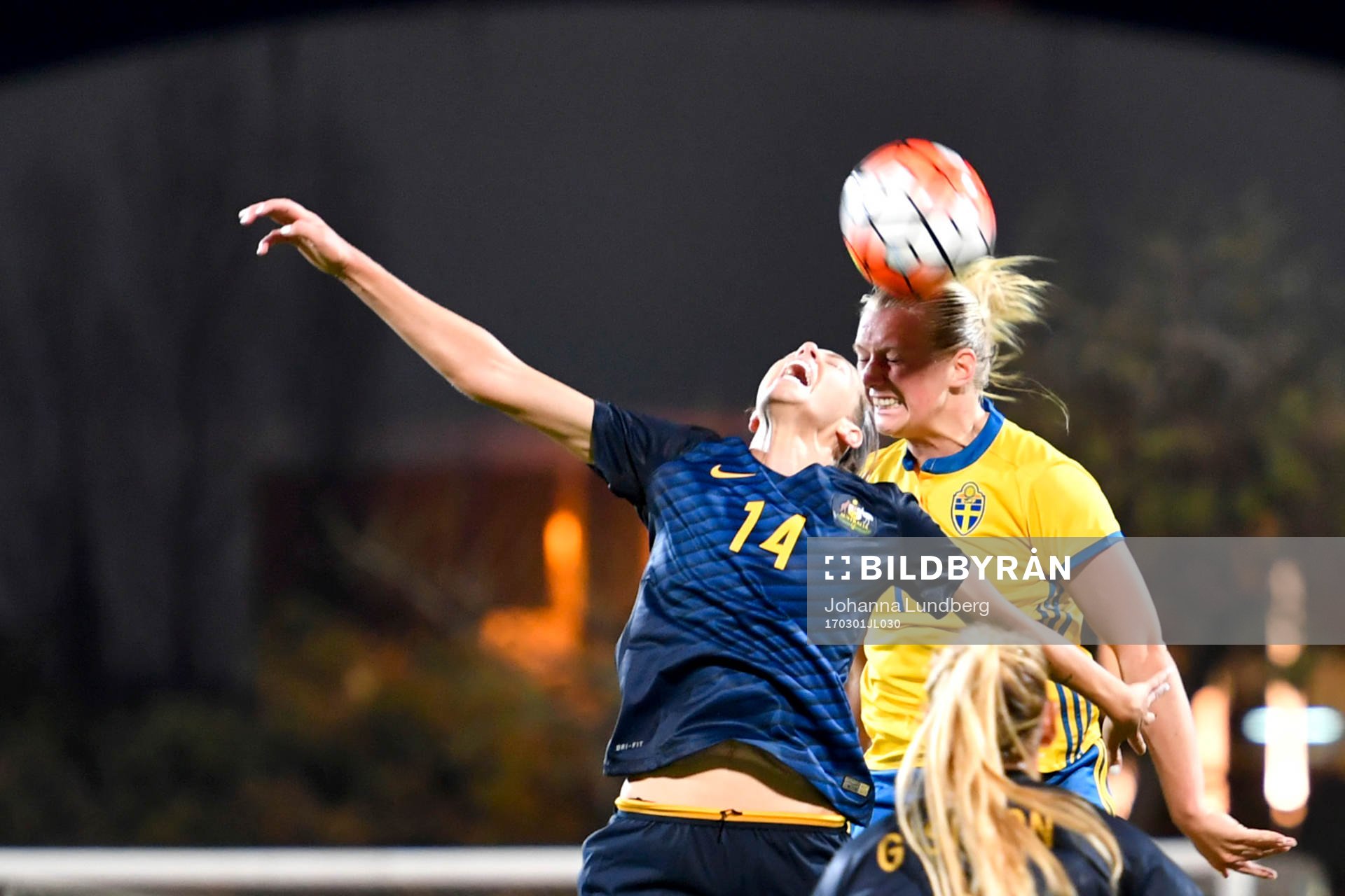 Sveriges Stina Blackstenius och Australiens Alanna Kennedy under en fotbollsmatch i Algarve Cup mellan Australien och Sverige den 1 mars 2017 i Albufeira.