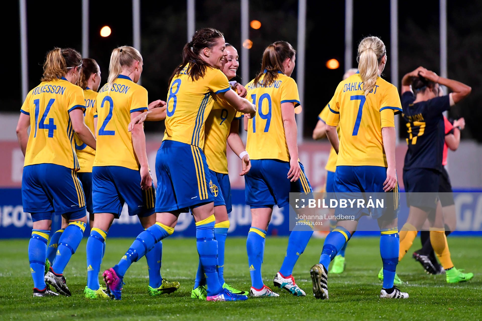 Sveriges Lotta Schelin jublar med lagkamrater efter 1-0 under en fotbollsmatch i Algarve Cup mellan Australien och Sverige den 1 mars 2017 i Albufeira.
