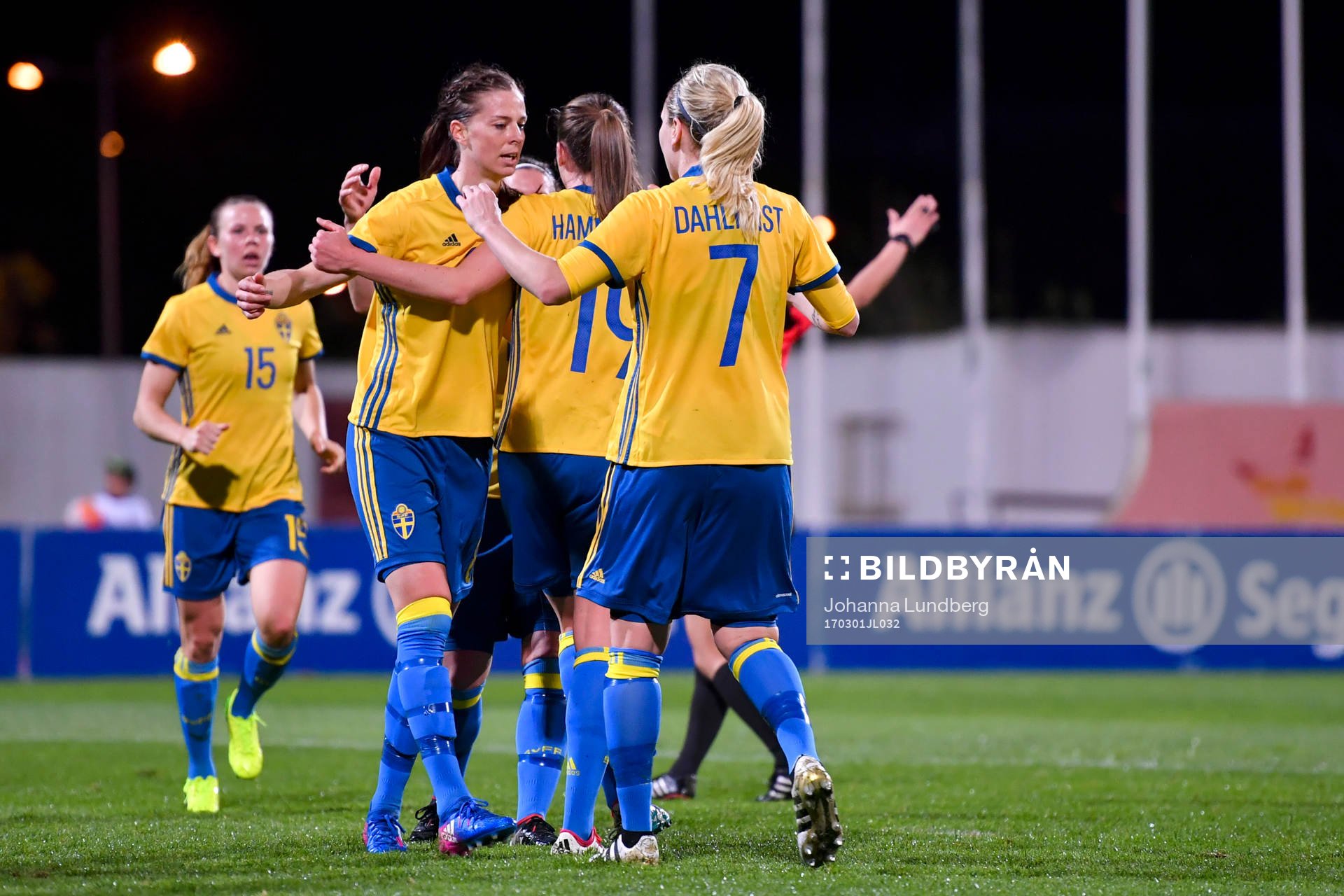 Sveriges Lotta Schelin jublar med Pauline Hammarlund och