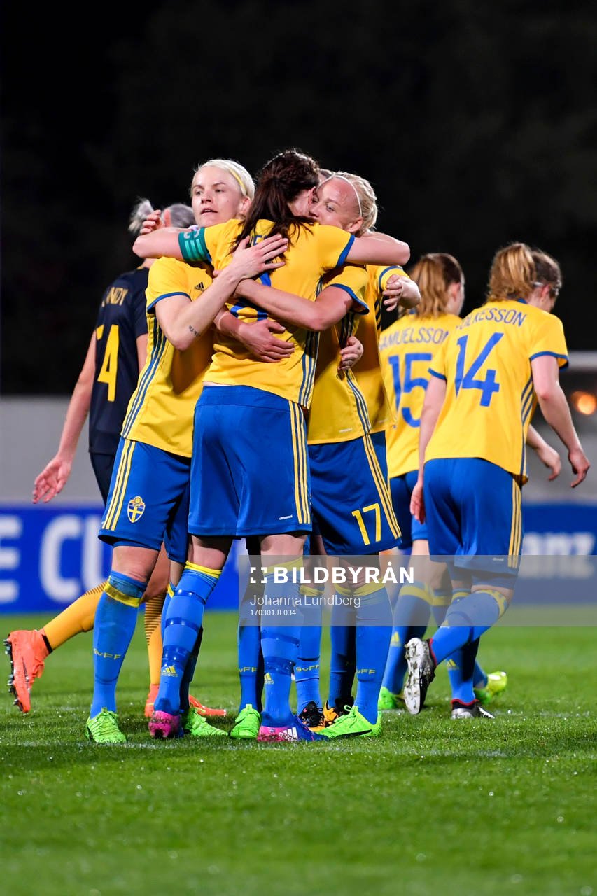Sveriges Lotta Schelin  jublar med lagkamrater
