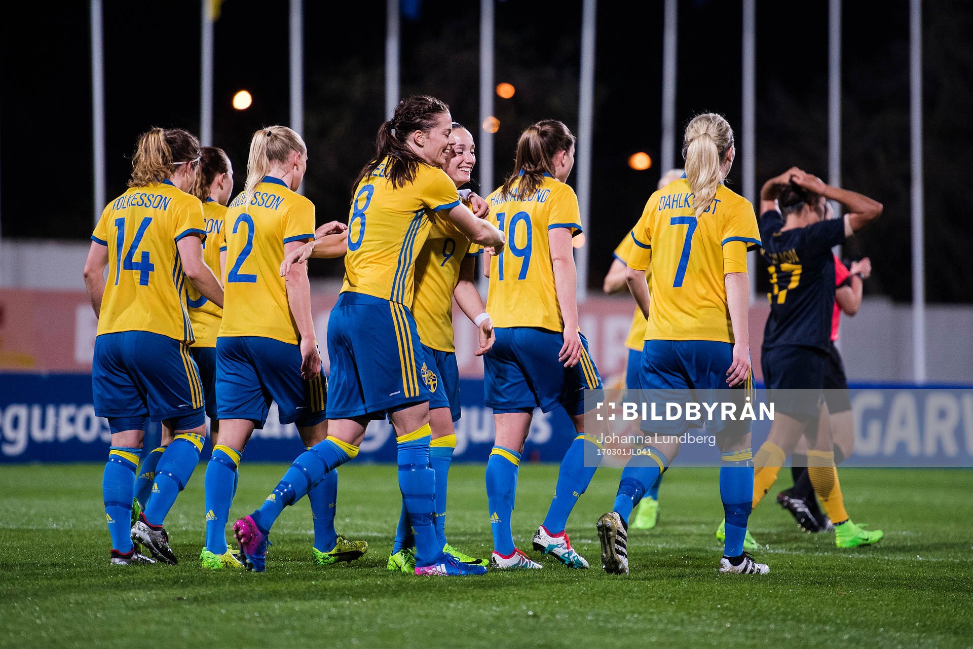 Sveriges Lotta Schelin jublar med Kosovare Asllani och Lisa Dahlkvist under en fotbollsmatch i Algarve Cup mellan Australien och Sverige den 1 mars 2017 i Albufeira.