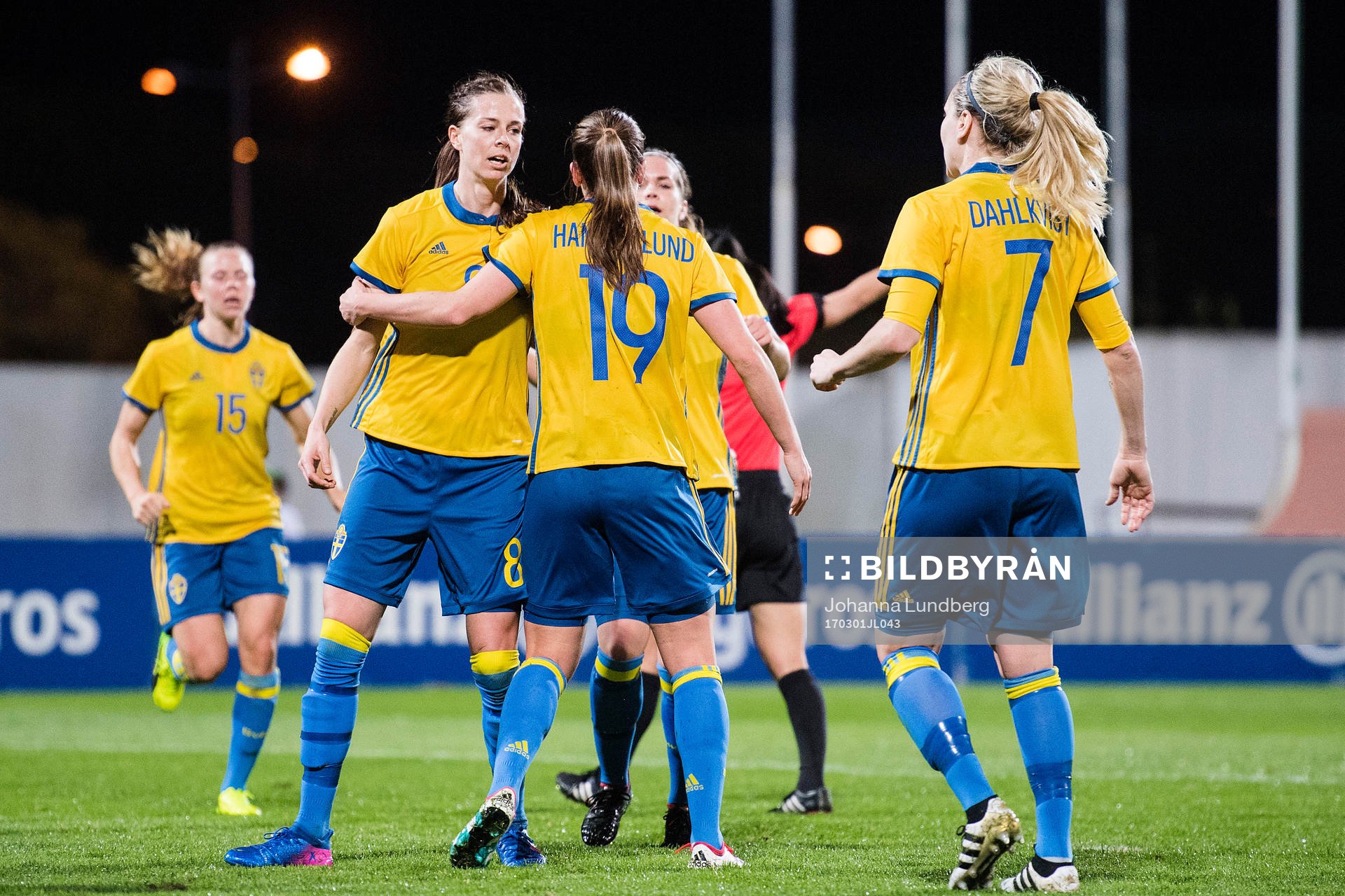 Sveriges Lotta Schelin gör 0-1 och jublar med Pauline Hammarlund, Lisa Dahlkvist och Jessica Samuelsson under en fotbollsmatch i Algarve Cup mellan Australien och Sverige den 1 mars 2017 i Albufeira.