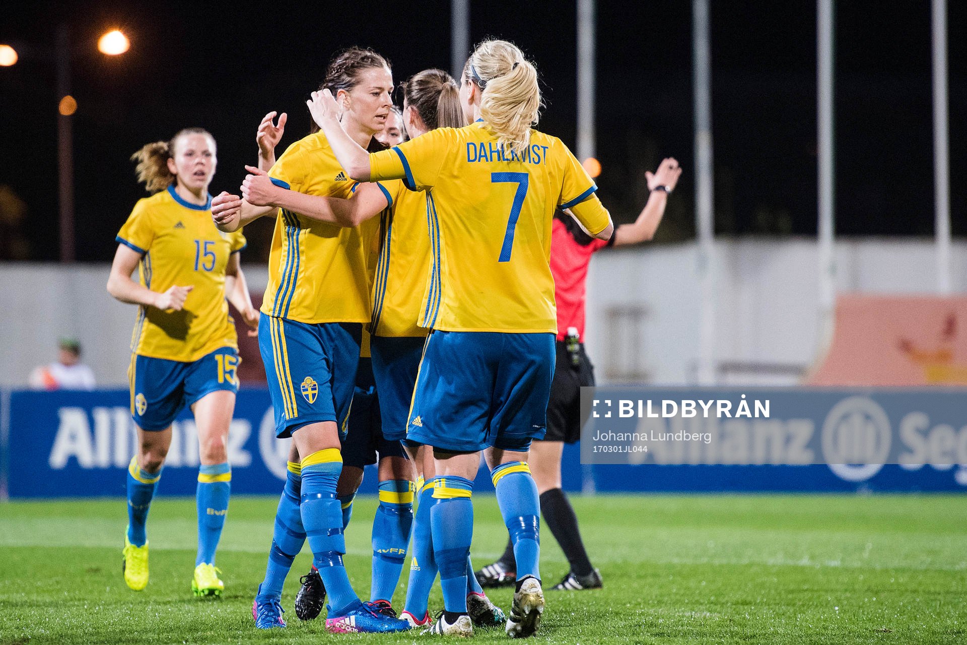 Sveriges Lotta Schelin gör 0-1 och jublar med Lisa