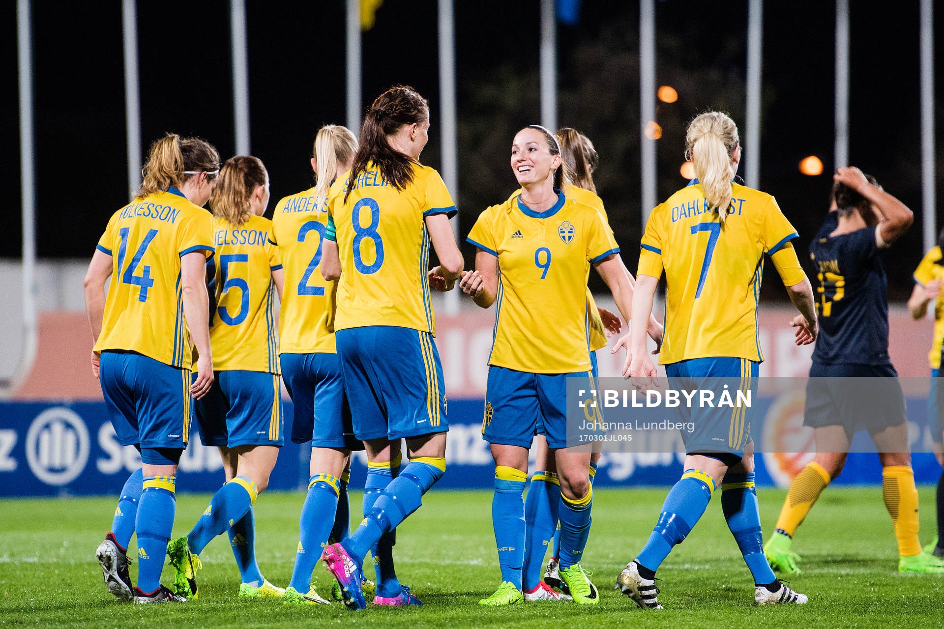 Sveriges Lotta Schelin  gör 0-1 och jublar med Hanna