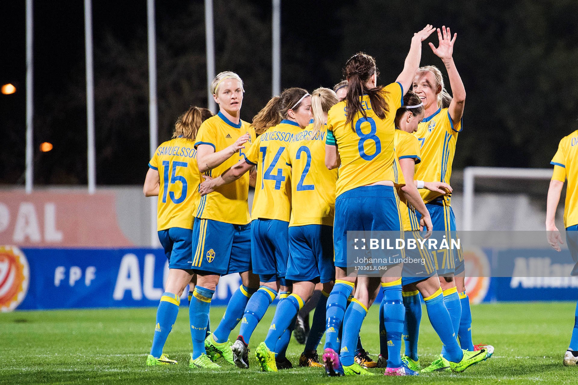 Sveriges Lotta Schelin  gör 0-1 och jublar med Nilla