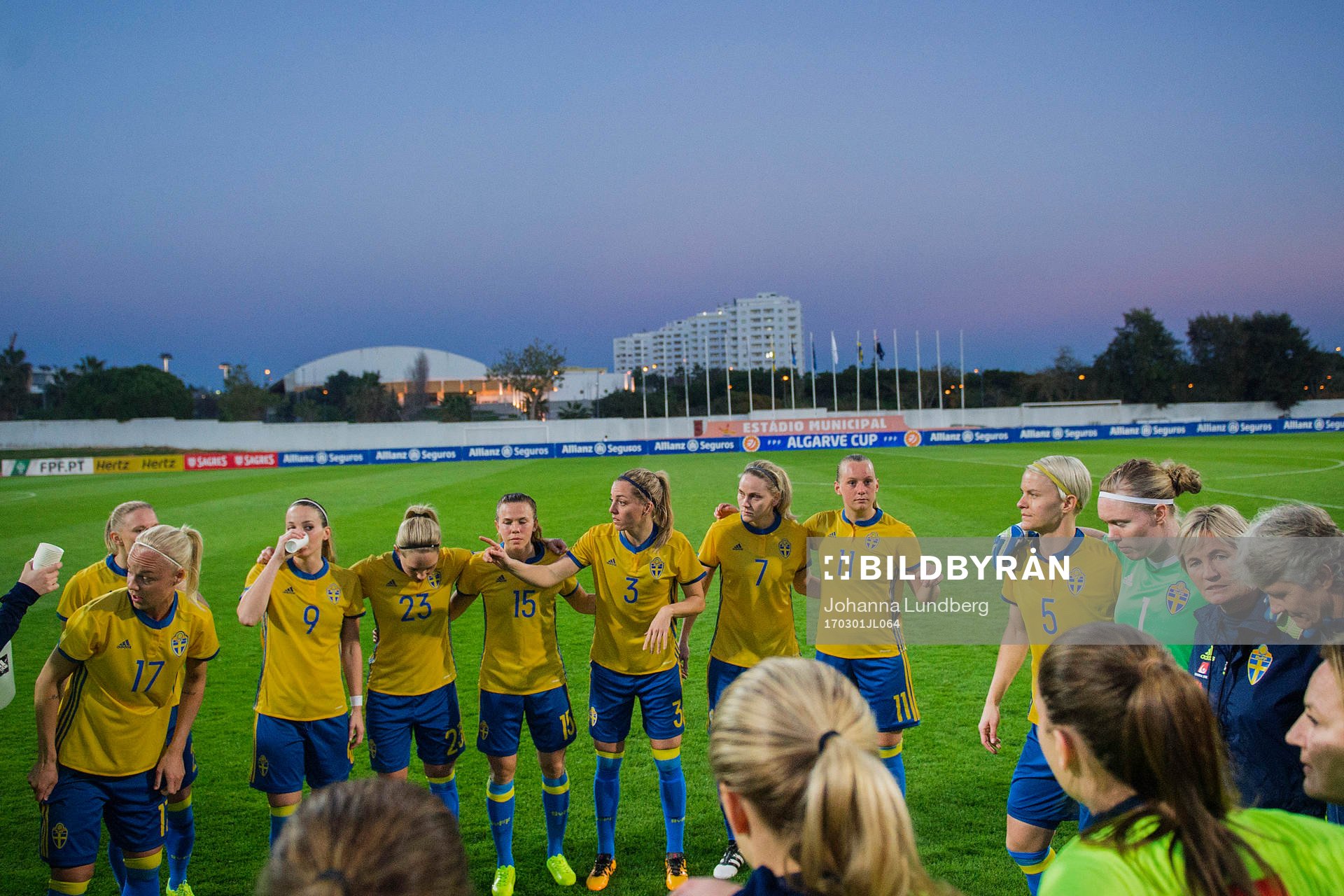Sveriges spelare med Caroline Seger, Kosovare Asllani, Elin Rubensson, Jessica Samuelsson, Linda Sembrant, Lisa Dahlkvist, Stina Blackstenius, Nilla Fischer, målvakt Hedvig Lindahl, assisterande förbundskapten Lilie Persson och förbundskapten Pia Sundhage gör sig redo inför en fotbollsmatch i Algarve Cup mellan Australien och Sverige den 1 mars 2017 i Albufeira.

