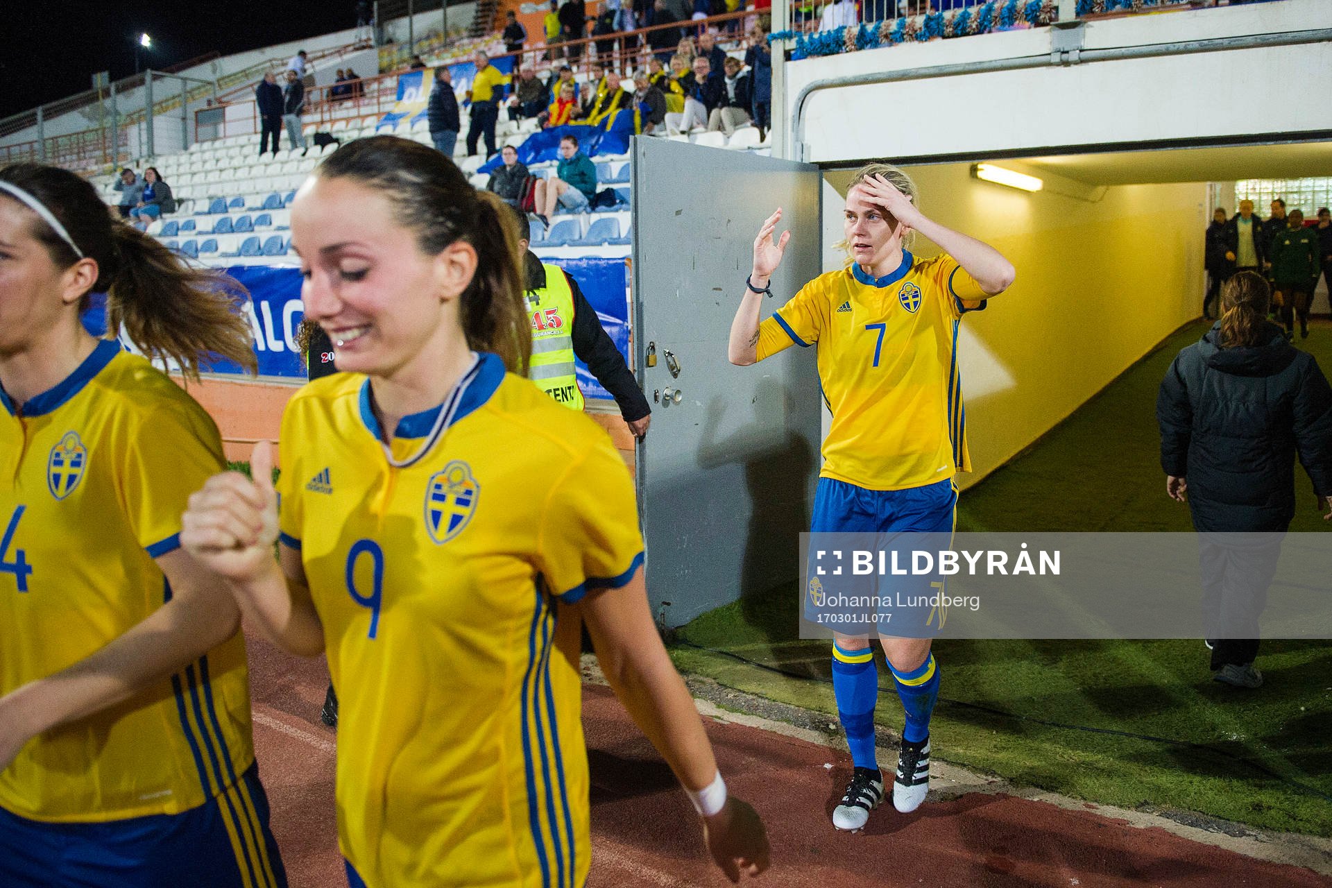 Sveriges Kosovare Asllani och Lisa Dahlkvist tar sig ut för andra halvlek under en fotbollsmatch i Algarve Cup mellan Australien och Sverige den 1 mars 2017 i Albufeira.