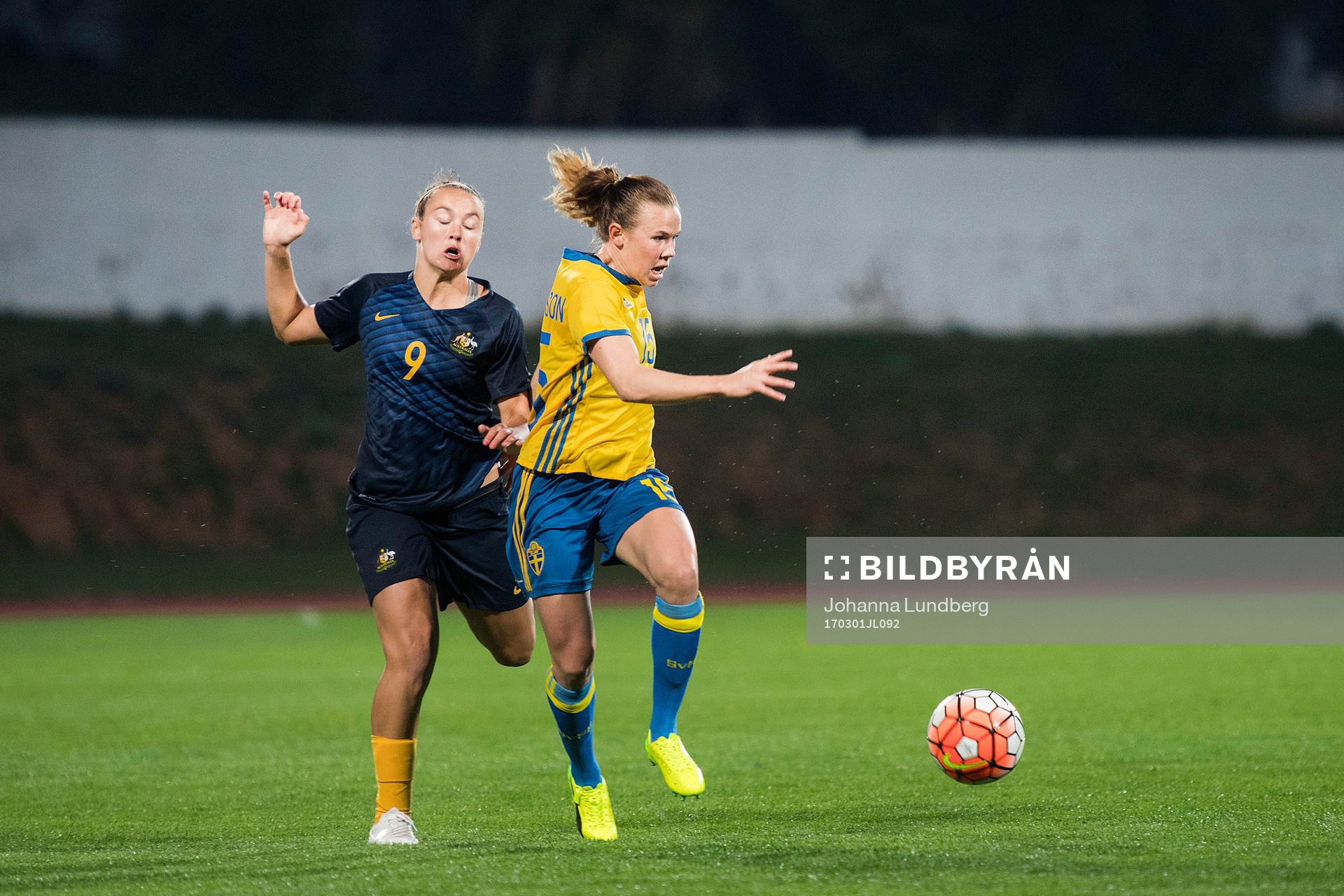 Australiens Caitlin Foord och Sveriges Jessica Samuelsson