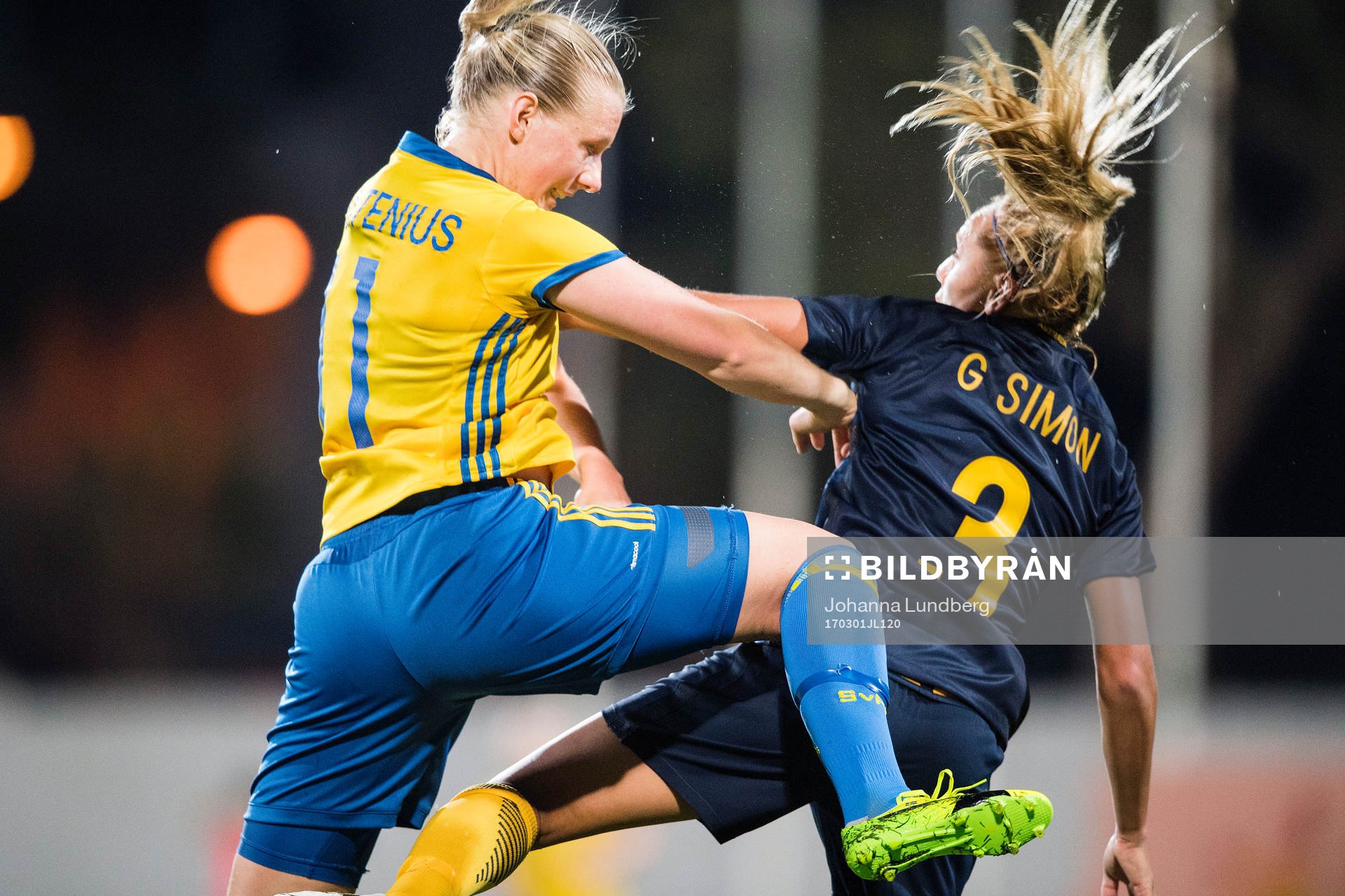 Sveriges Stina Blackstenius i en duell med Australiens Gema