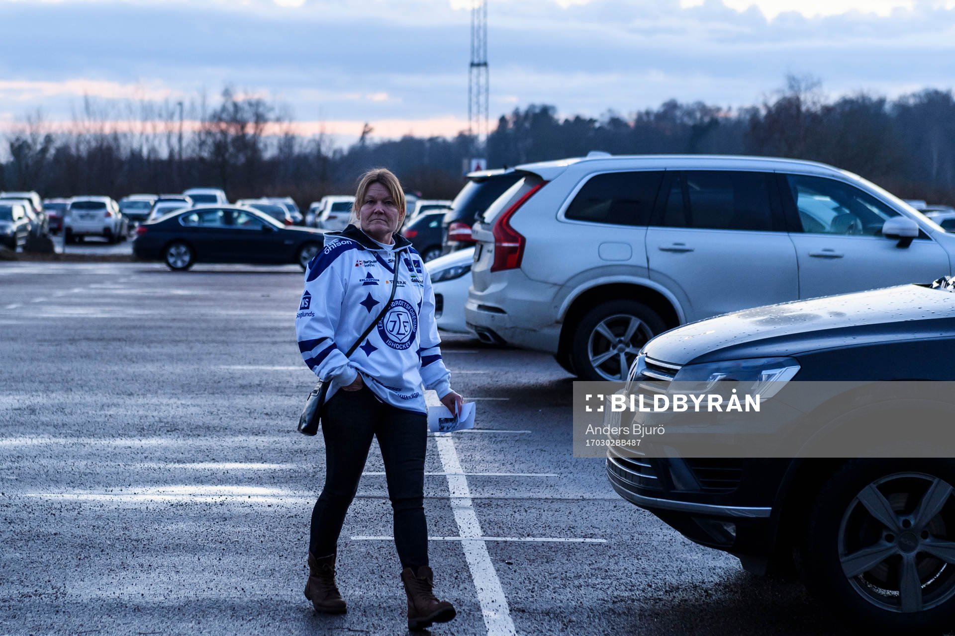 En Leksands supporters på väg till Lindab Arena