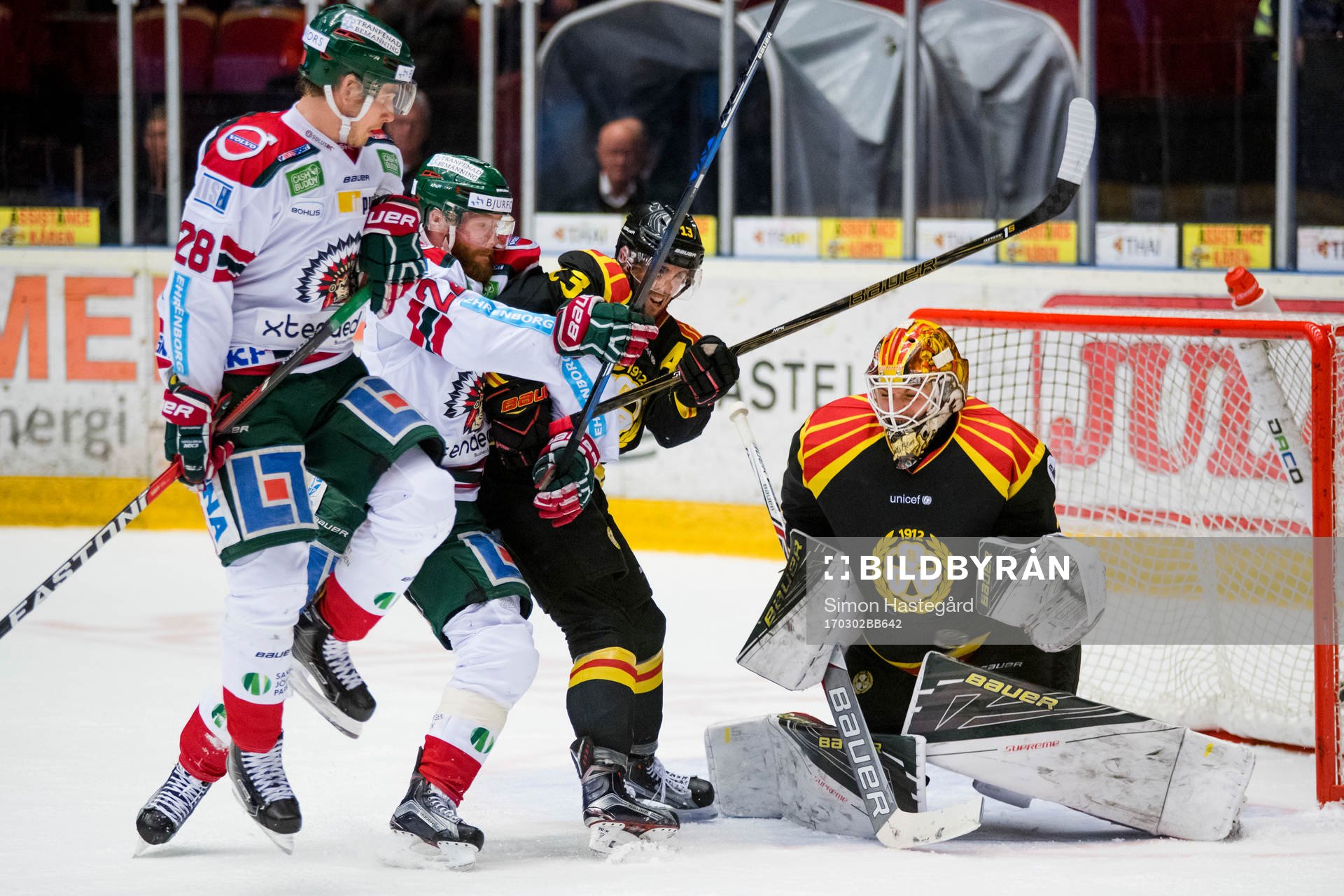 Frölundas John Nyberg, ej i bild, gör 1-1 bakom