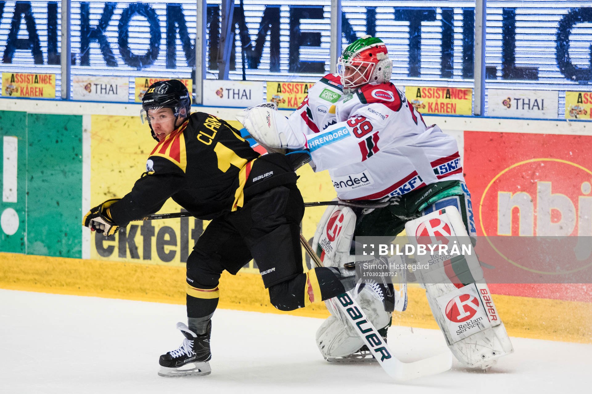 Brynäs Kevin Clark och Frölundas målvakt Dan Bakala