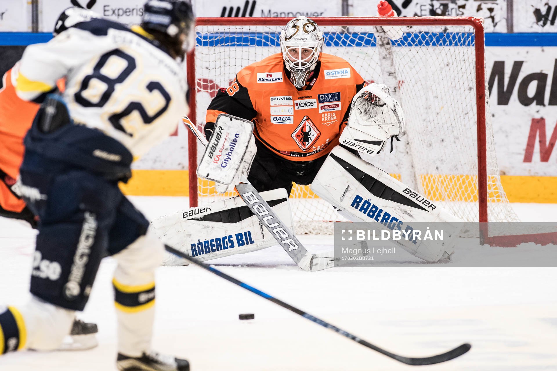 Karlskronas målvakt Johannes Jönsson räddar ett skott