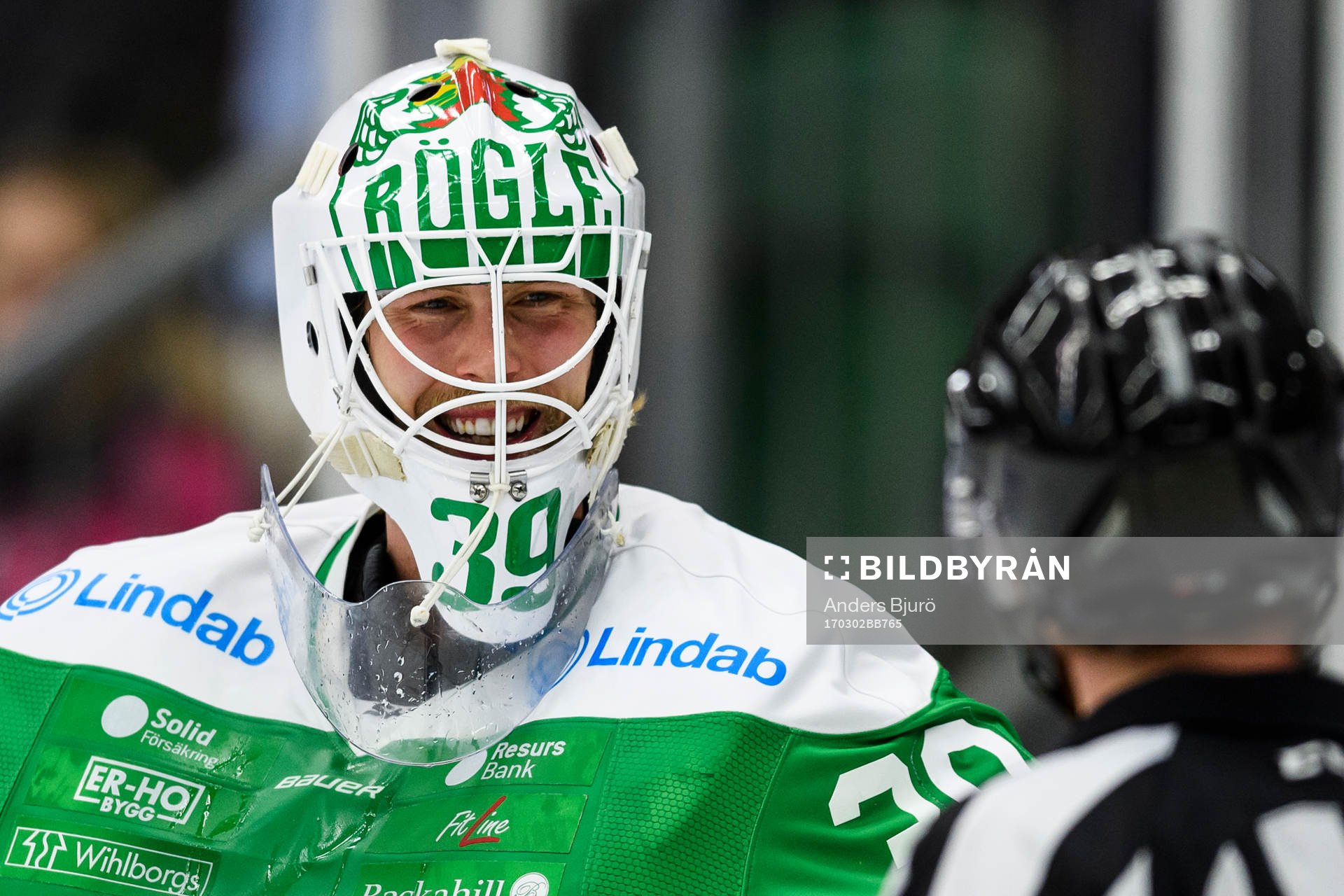 Rögles målvakt Anders Lindbäck parats med domare Johan