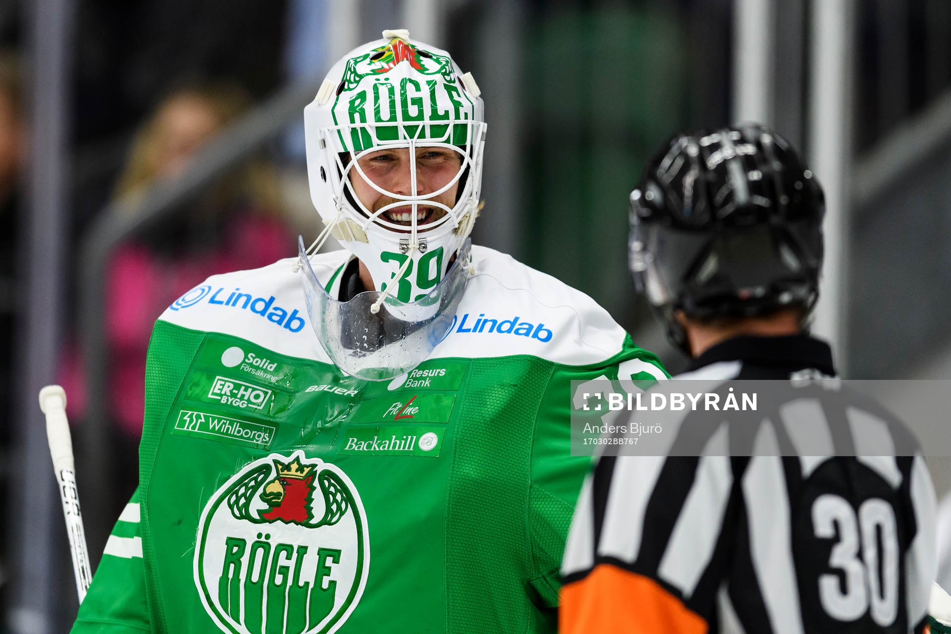 Rögles målvakt Anders Lindbäck parats med domare Johan