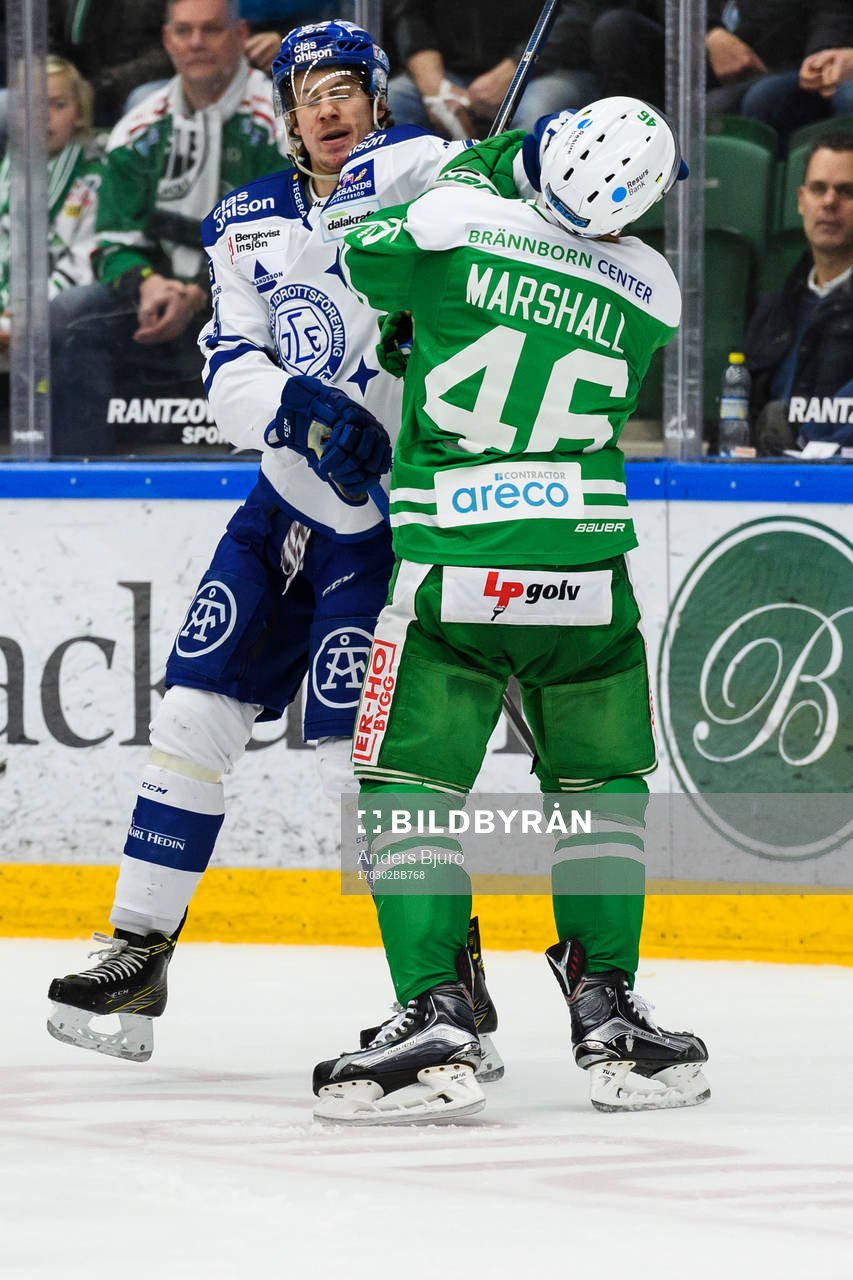 Leksands Sondre Olden och Rögles Kevin Marshall  brottas
