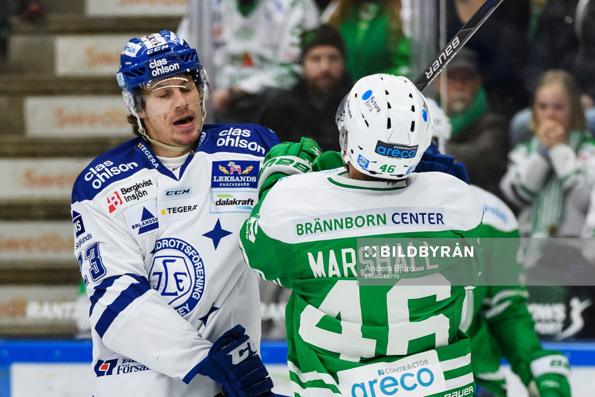Leksands Sondre Olden och Rögles Kevin Marshall  brottas