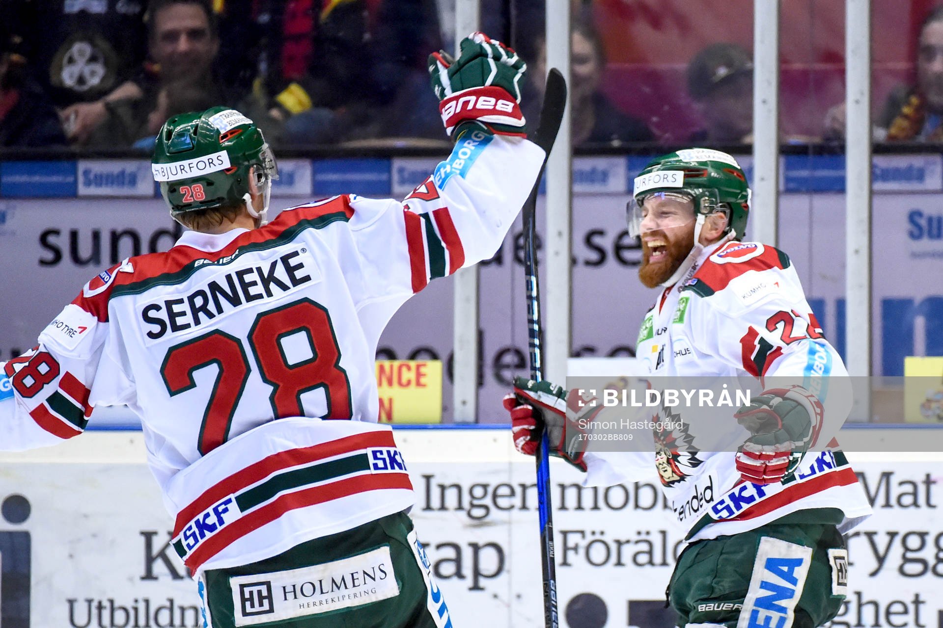 Frölundas Johan Sundström och Robin Figren jublar