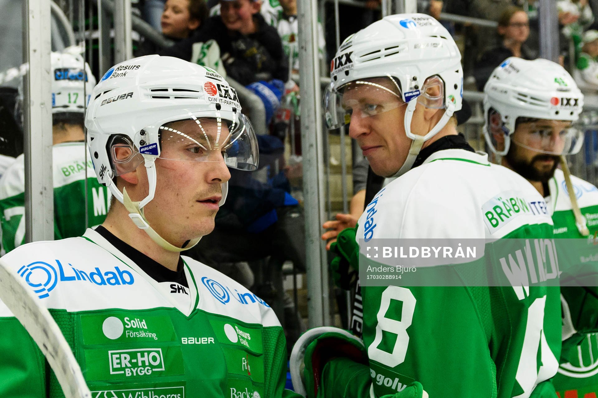 Rögles Bryan Lerg när han lämnar isen en ishockeymatch i