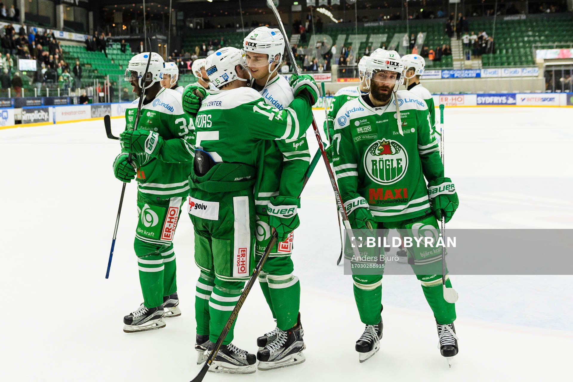 Rögles Simon Ryfors och Mathias From kramas och jublar