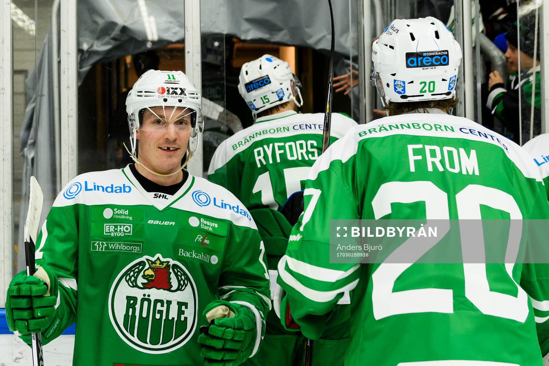 Rögles Bryan Lerg när han lämnar isen en ishockeymatch i