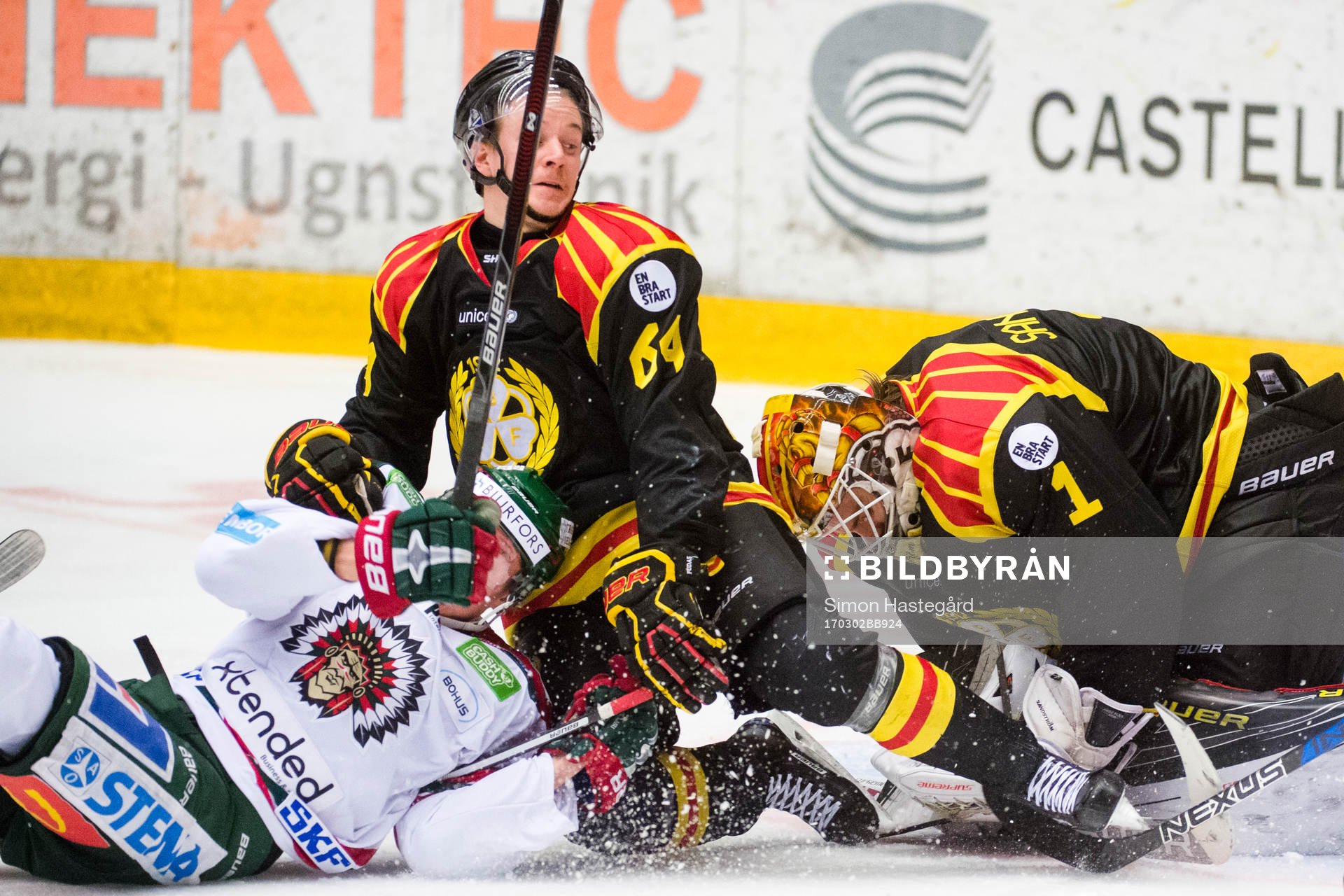 Brynäs Jonathan Pudas kolliderar med Brynäs målvakt