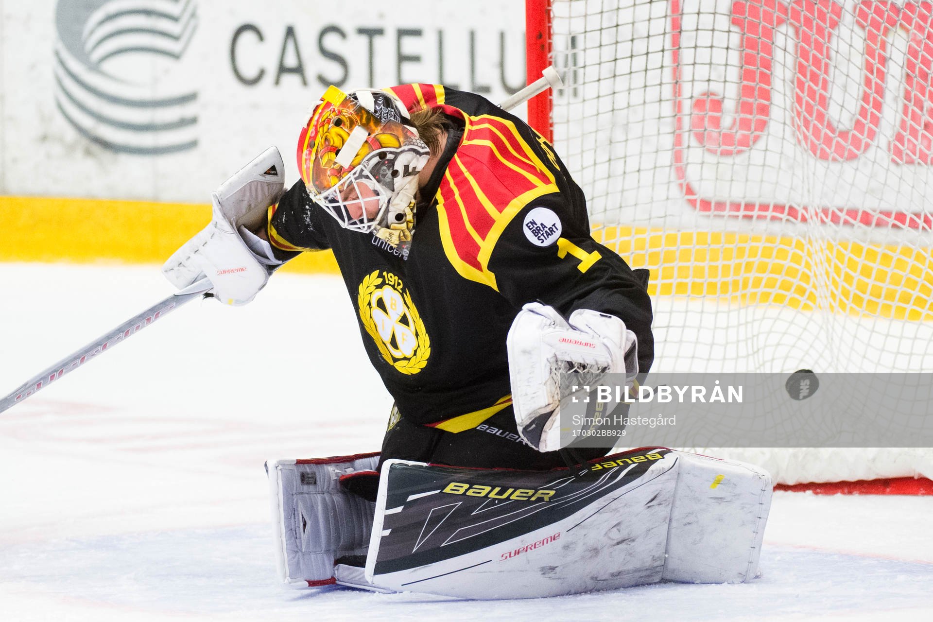 Brynäs målvakt Felix Sandström deppar