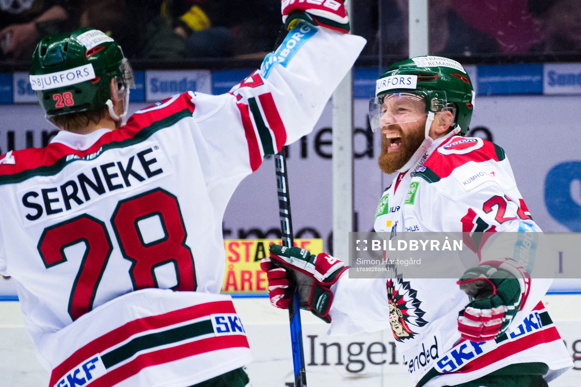 Frölundas Johan Sundström och Robin Figren jublar