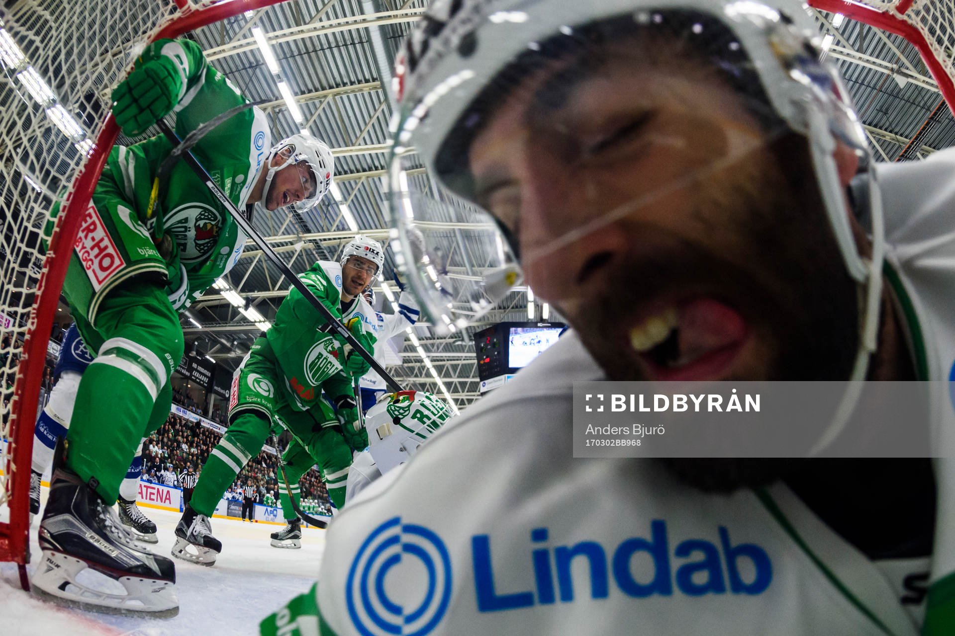 Rögles Taylor Matson slänger sig in i målet för att