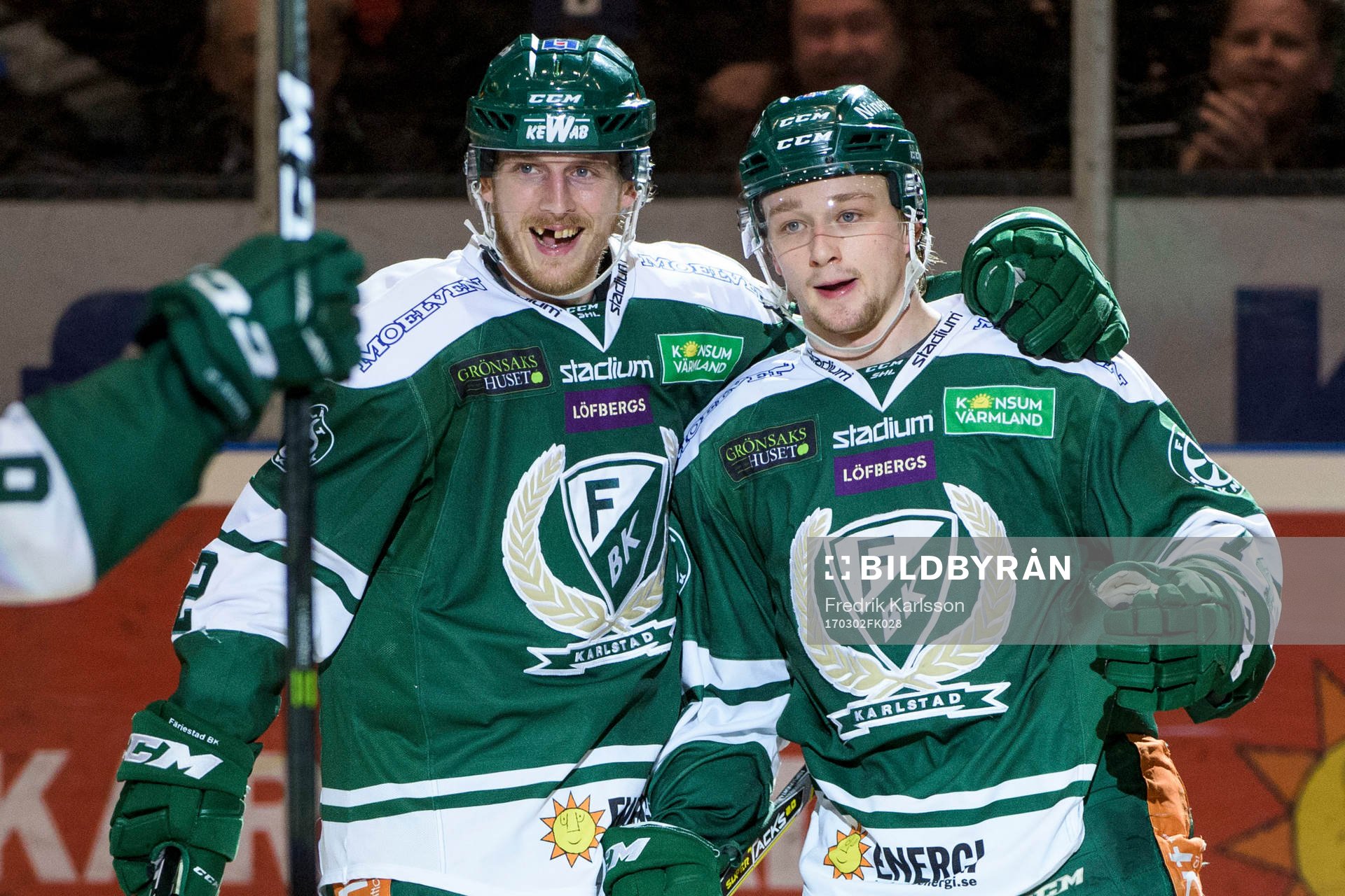 Färjestads Gustaf Thorell och Rasmus Asplund jublar