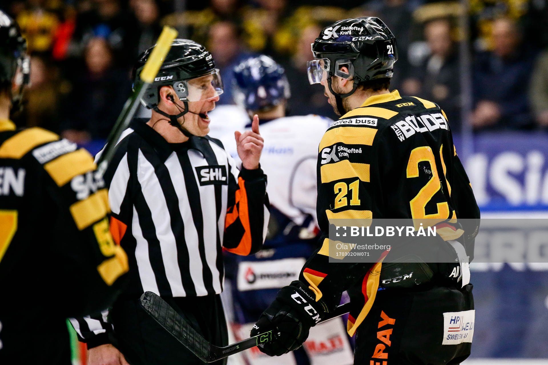 Skellefteås Jimmie Ericsson pratar med Domare Tobias Björk