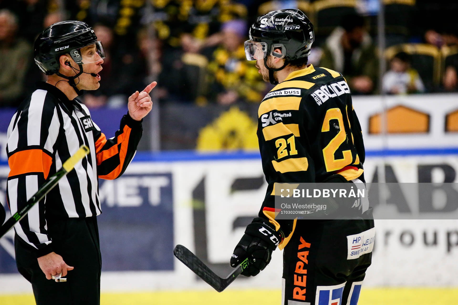 Skellefteås Jimmie Ericsson pratar med Domare Tobias Björk
