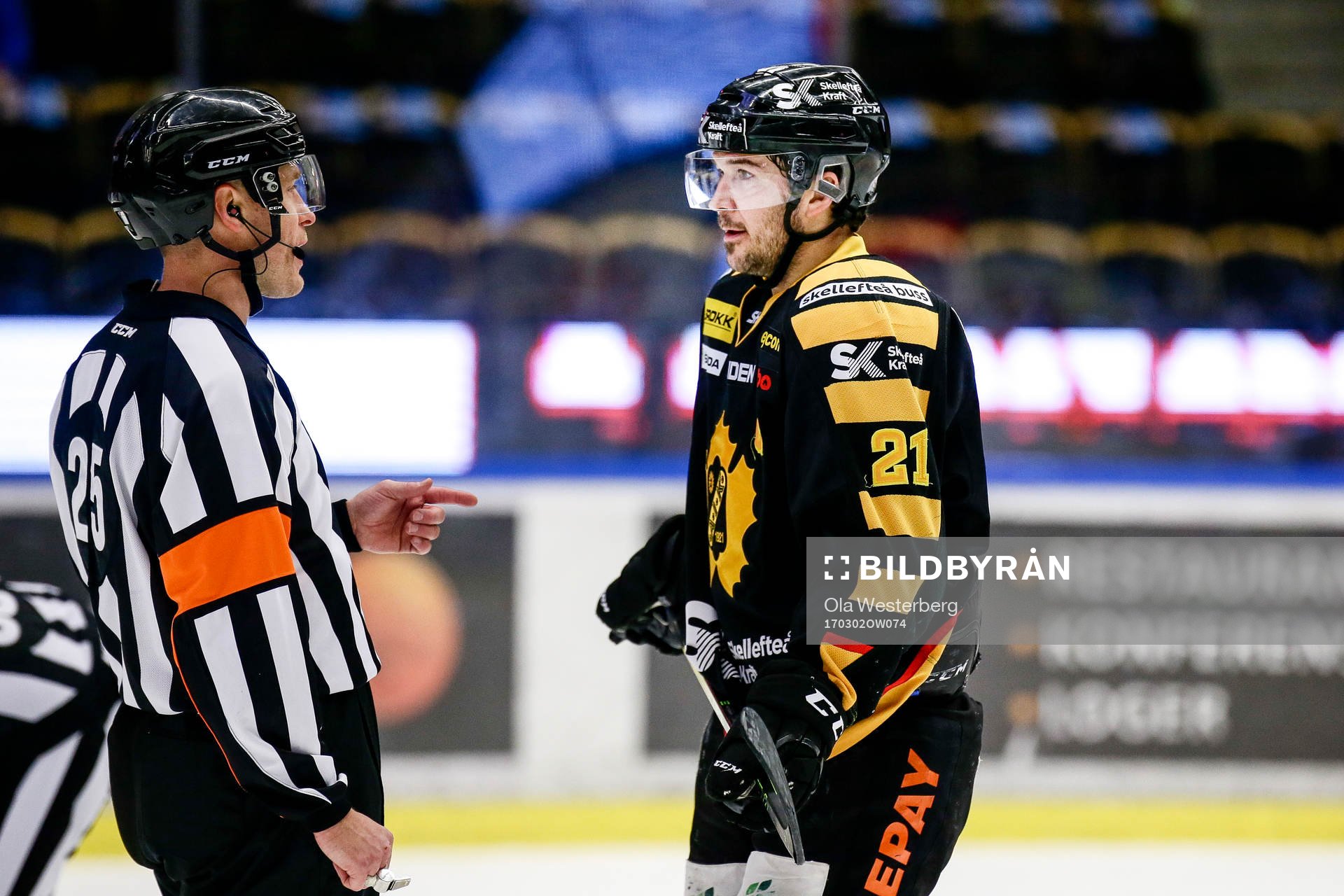 Skellefteås Jimmie Ericsson pratar med Domare Tobias Björk