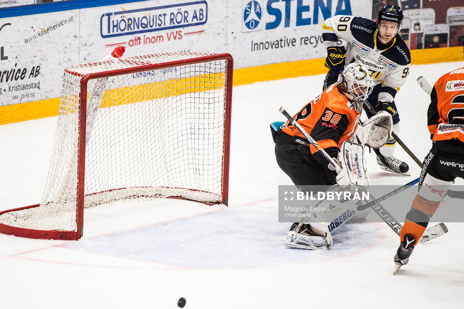 s Ted Brithén oroar framför Karlskronas målvakt Johannes