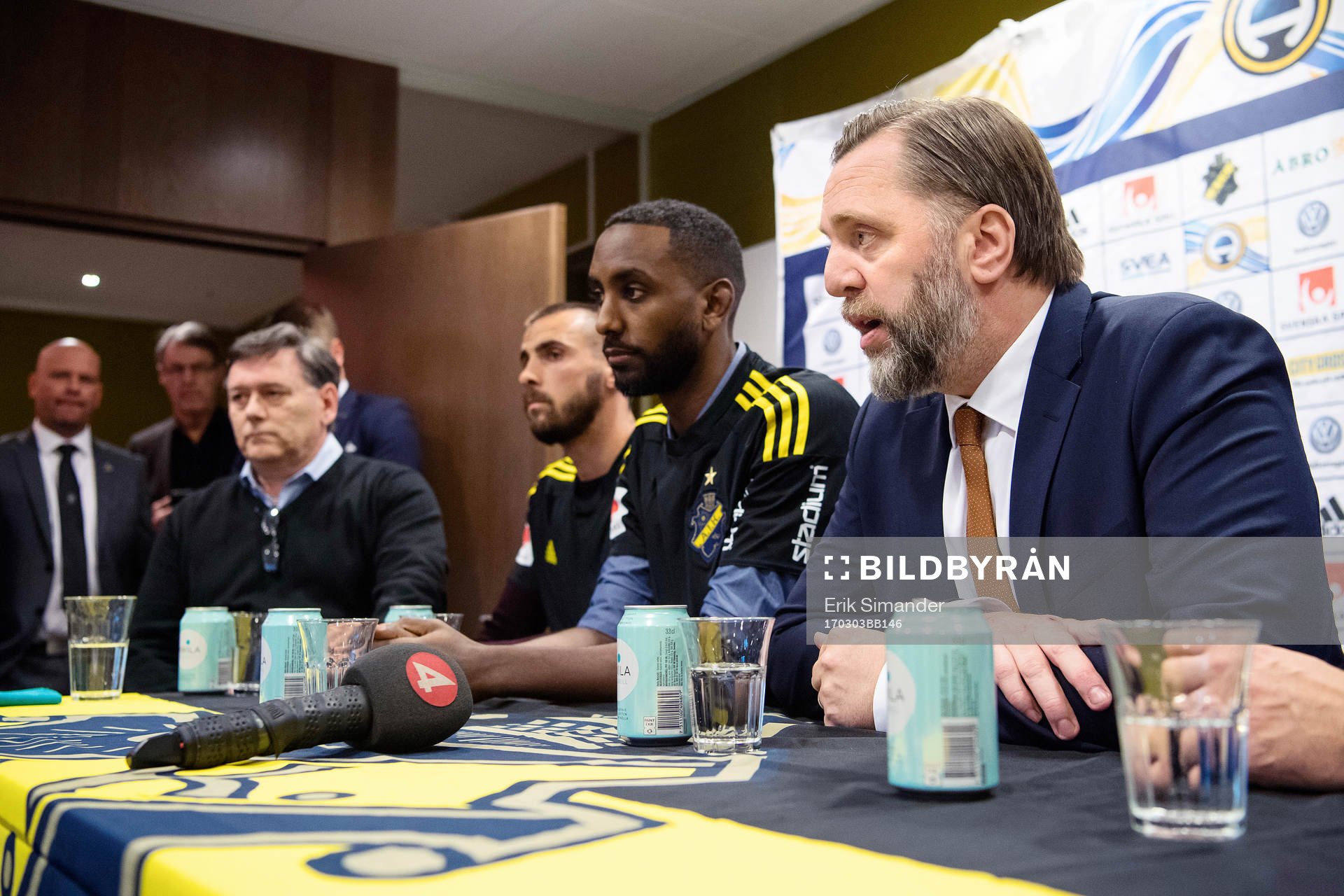 s sportchef presenterar de nya spelarna Sulejman Krpic och