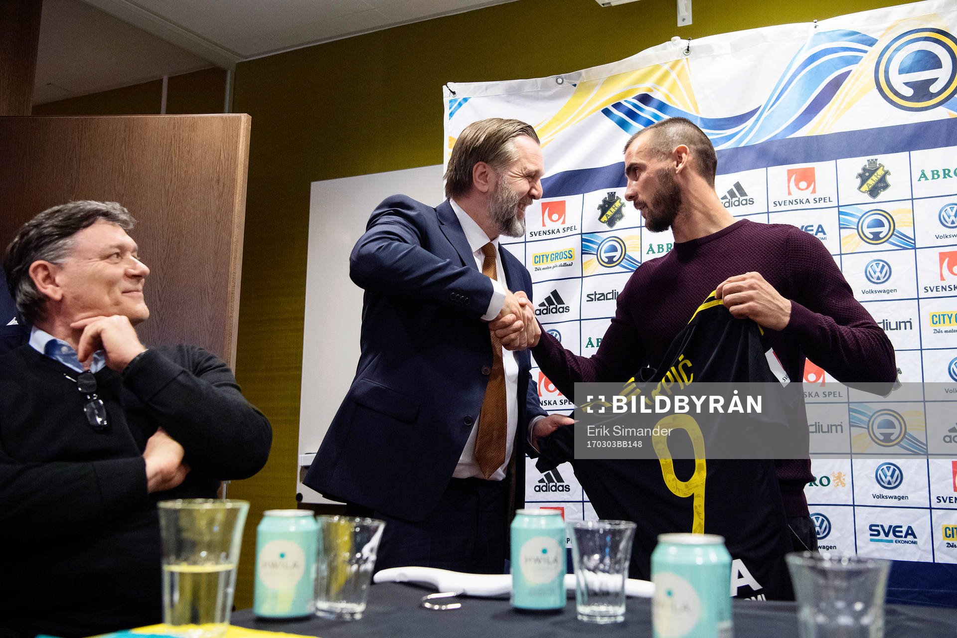 s VD tar i hand med nya spelaren Sulejman Krpic