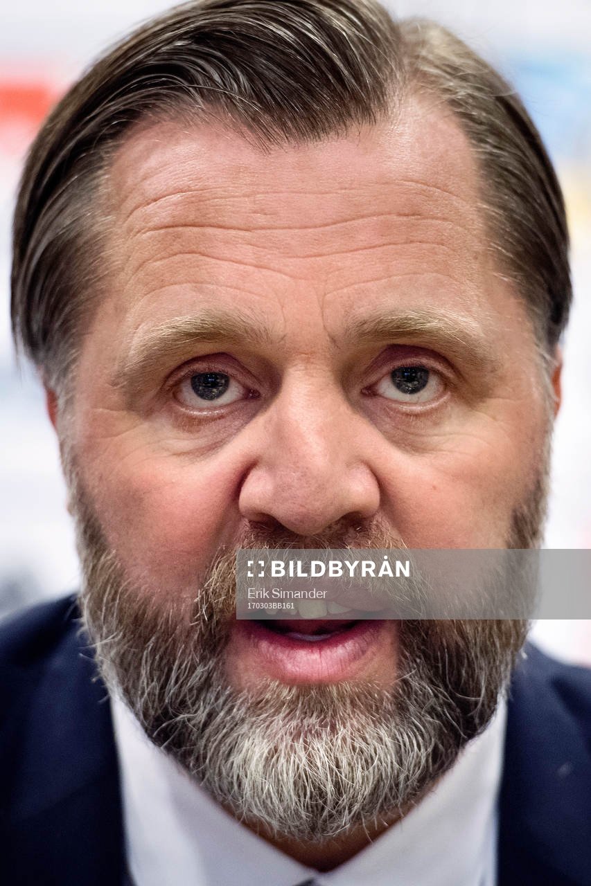 s sportchef Björn Wesström presenterar de nya spelarna