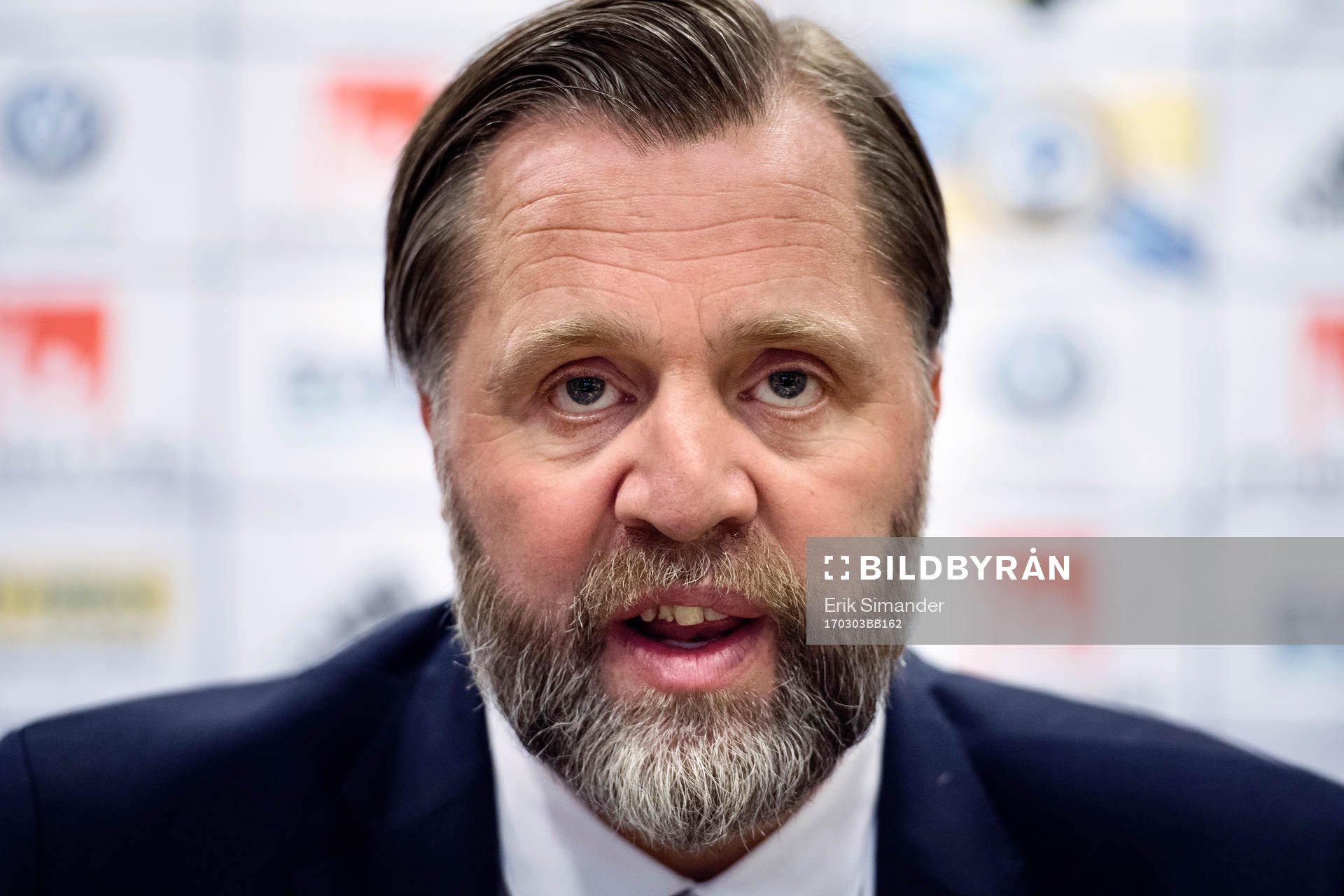 s sportchef Björn Wesström presenterar de nya spelarna