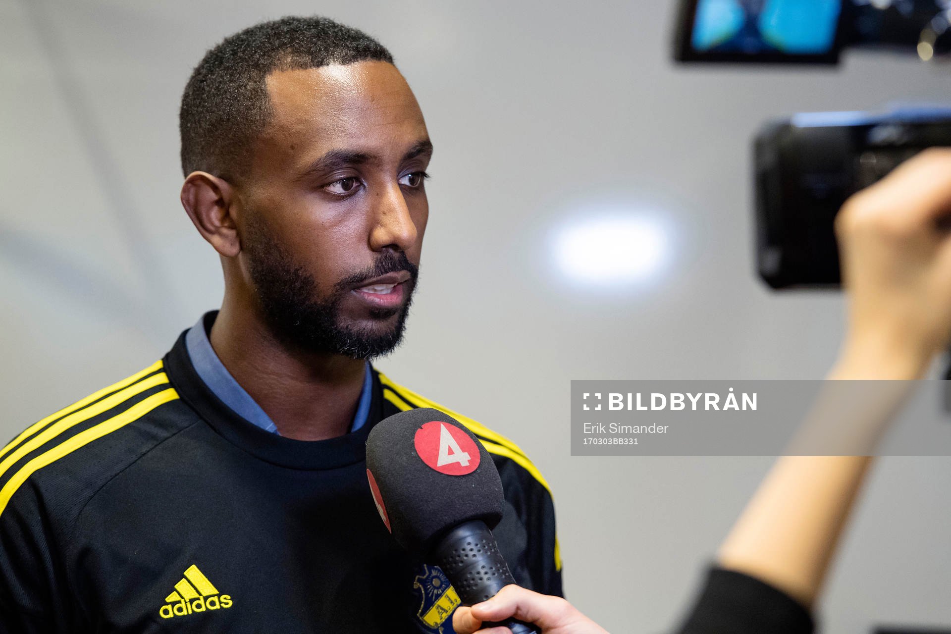 AIK:s nya spelare Henok Goitom intervuas av TV4 under en presskonferens arrangerad av AIK den 3 mars i Stockholm.