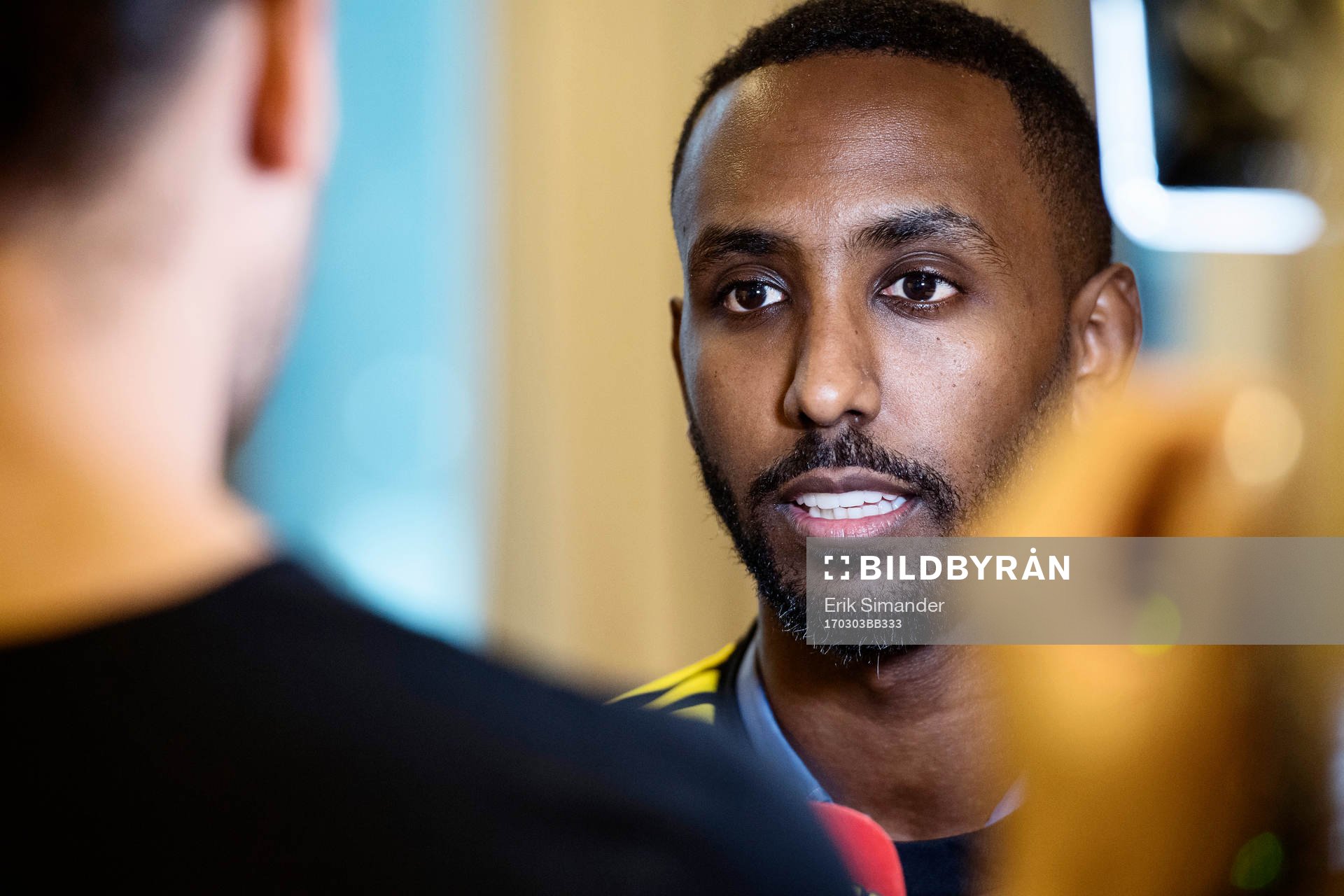 AIK:s nya spelare Henok Goitom intervjuas under en presskonferens arrangerad av AIK den 3 mars i Stockholm.