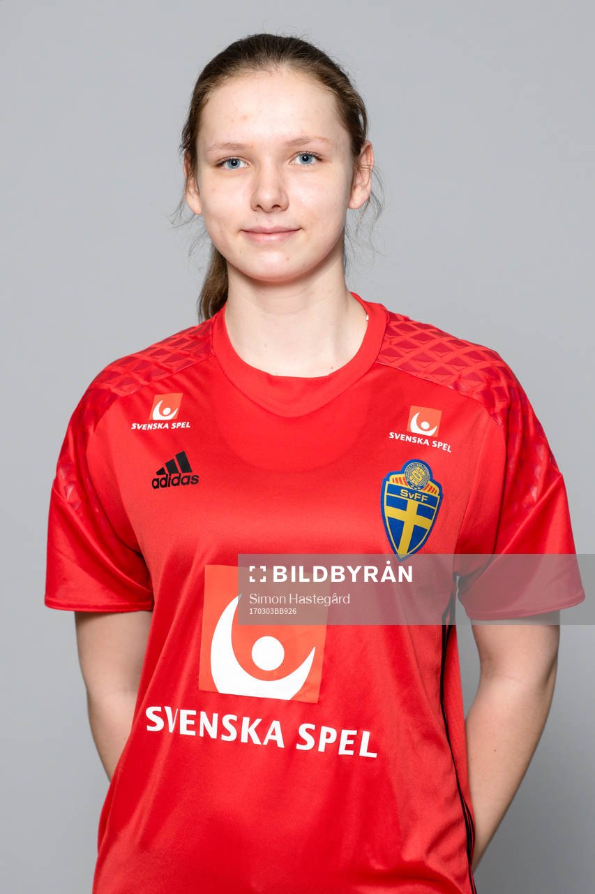 Anna Larsson, målvakt  i F16/01-landslaget poserar för ett porträtt den 3 mars 2017 i Stockholm.