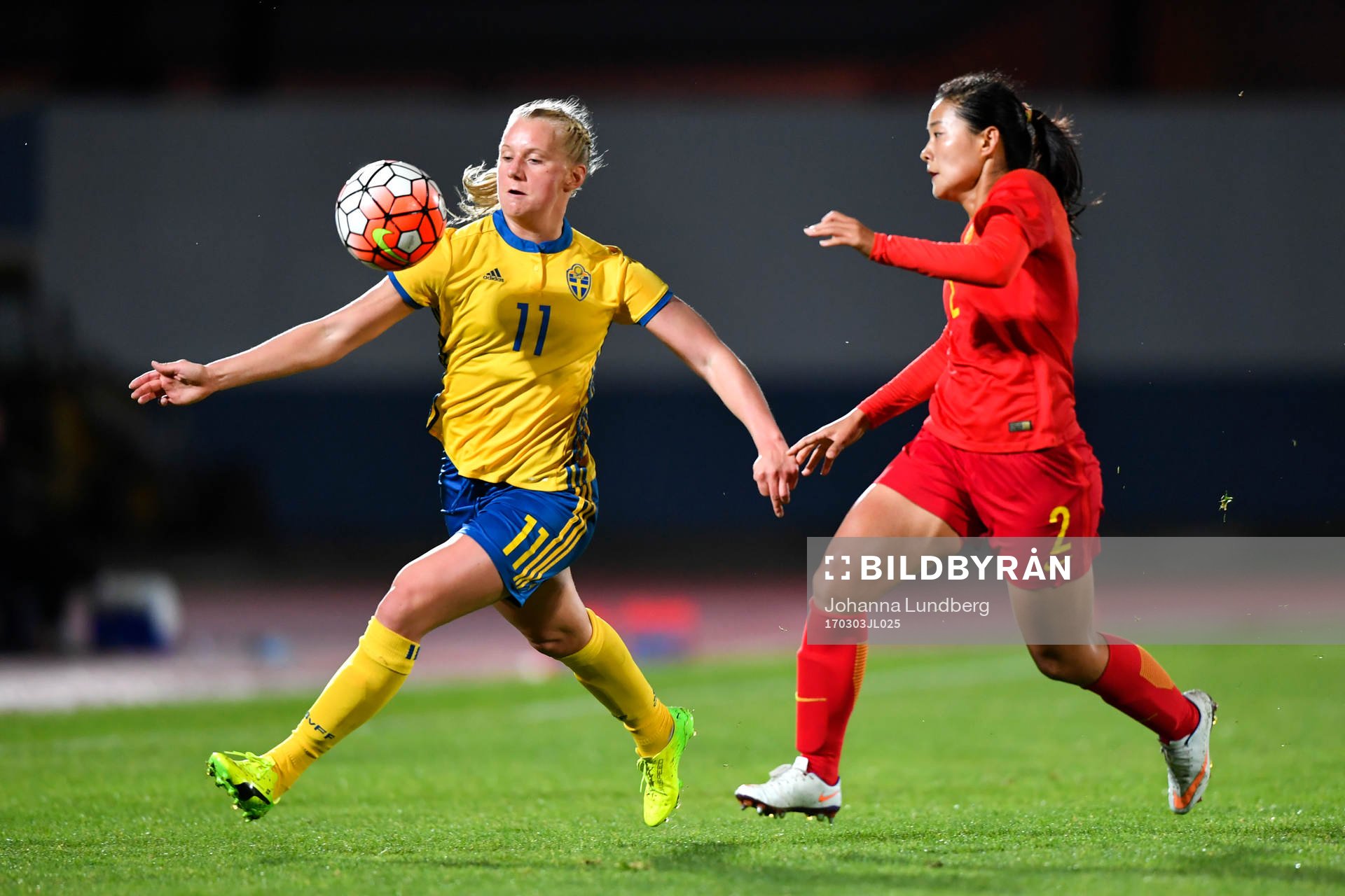 Sveriges Stina Blackstenius och Kinas Liu Shanshan