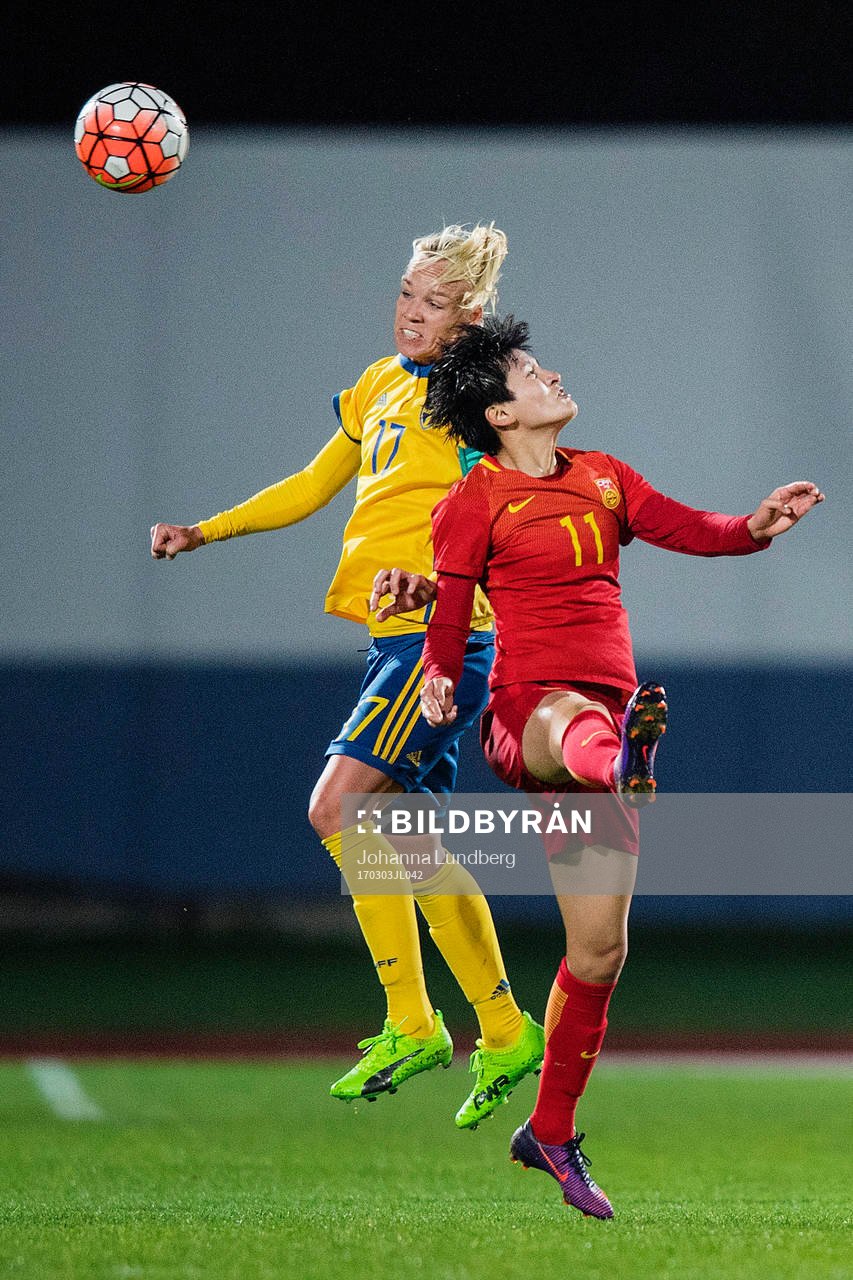 Sveriges Caroline Seger i en nickduell mot Kinas Wang