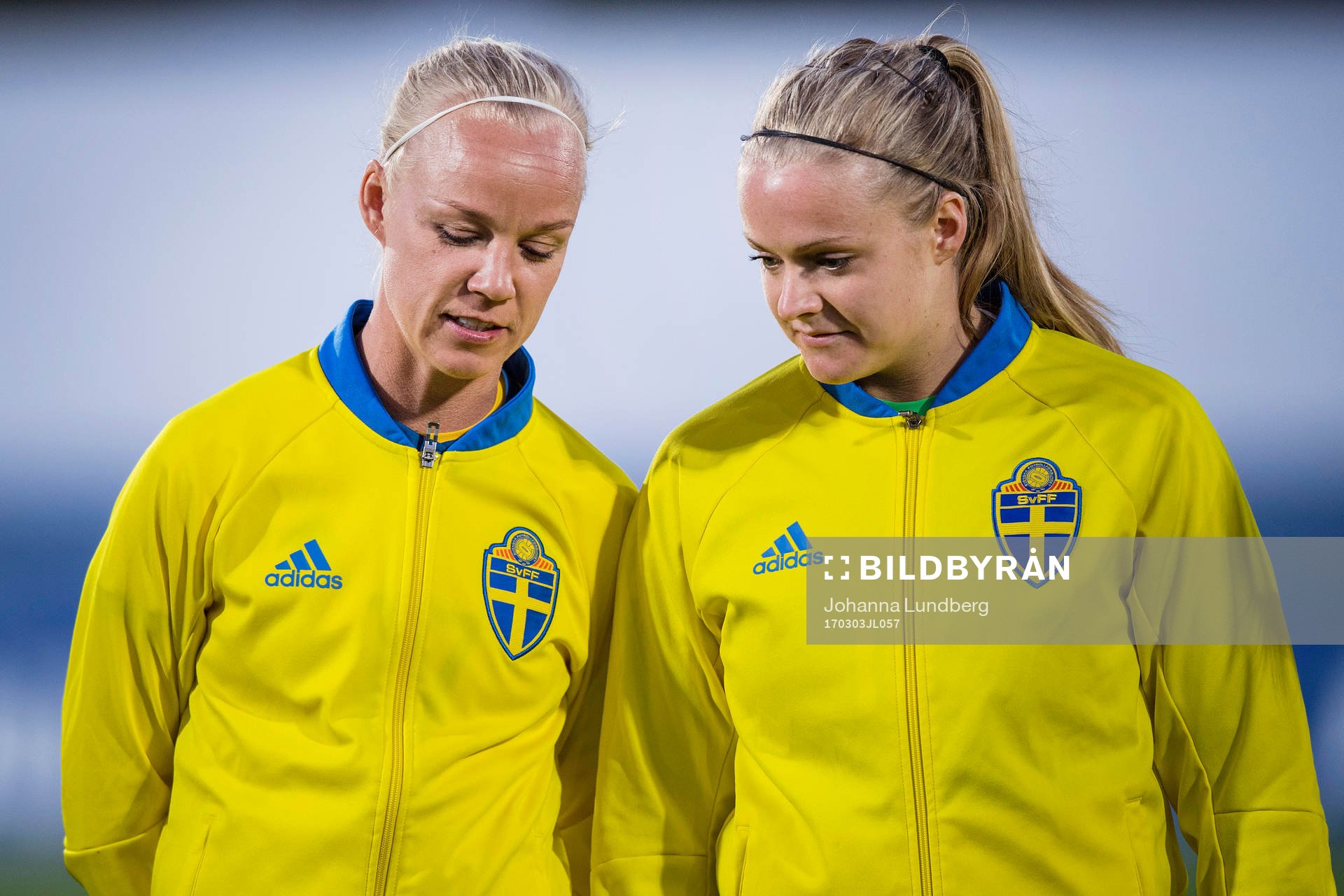 Sveriges Lotta Schelin och målvakt Hilda Carlén