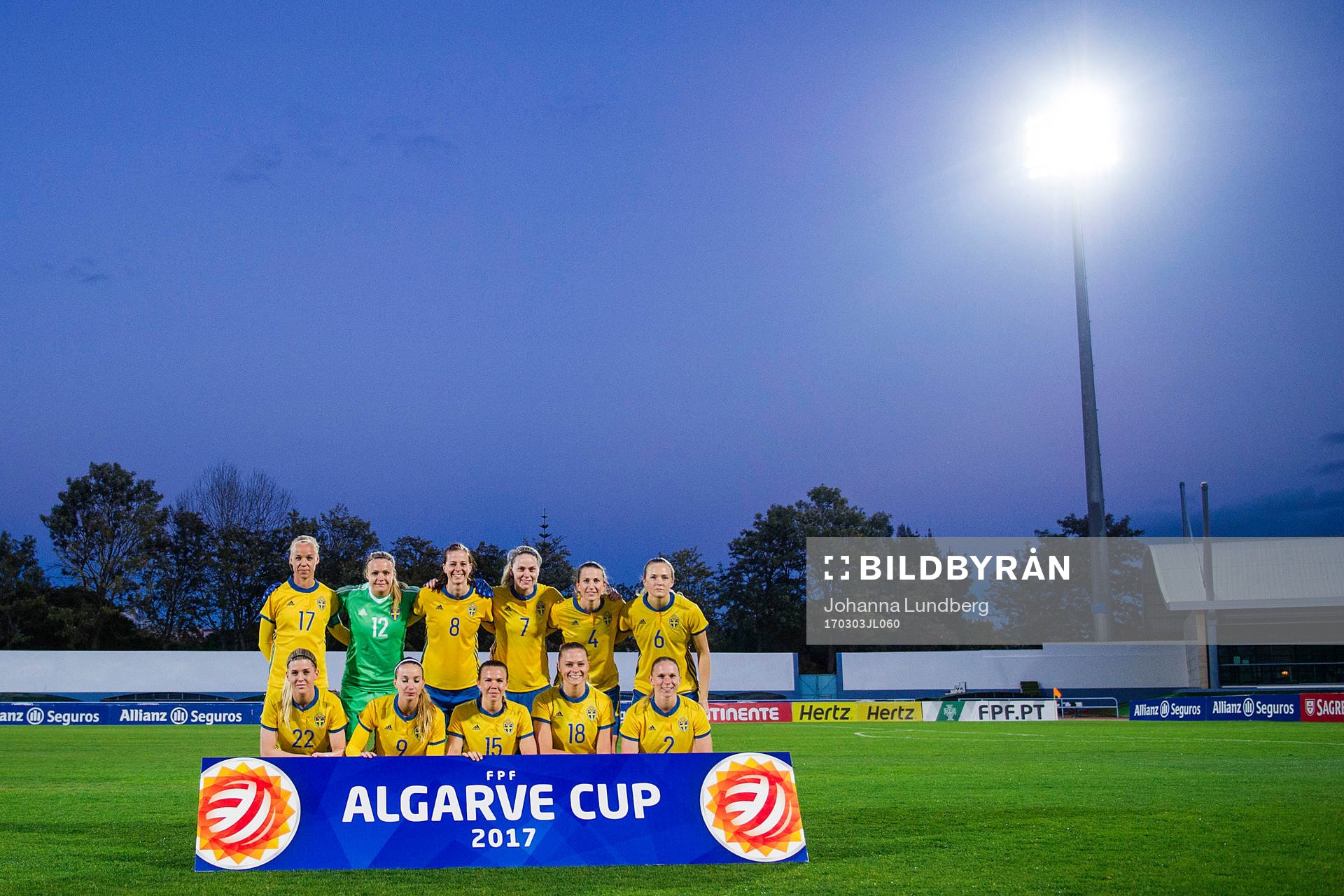 Sveriges spelare ställer upp för en lagbild, övre raden fr.v Caroline Seger, målvakt Hilda Carlén, Lotta Schelin, Lisa Dahlkvist, Emma Berglund, Magdalena Eriksson. Nedre raden fr.v. Olivia Schough, Kosovare Asllani, Jessica Samuelsson, Fridolina Rolfö, Lisa Dahlkvist, inför en fotbollsmatch i Algarve Cup mellan Kina och Sverige den 3 mars 2017 i Vila Real de Santo Antonio.