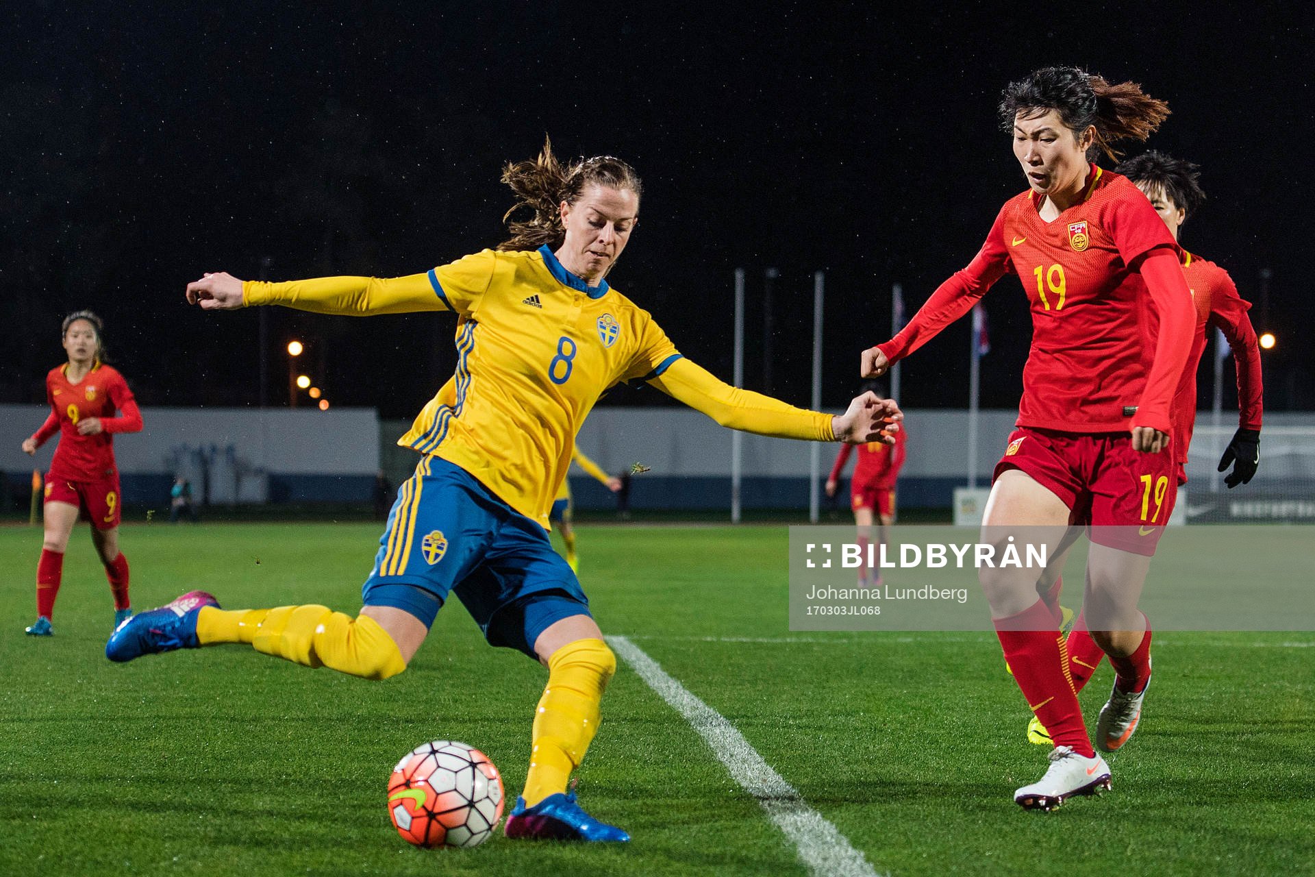 Sveriges Lotta Schelin  och Kinas Wang Yan