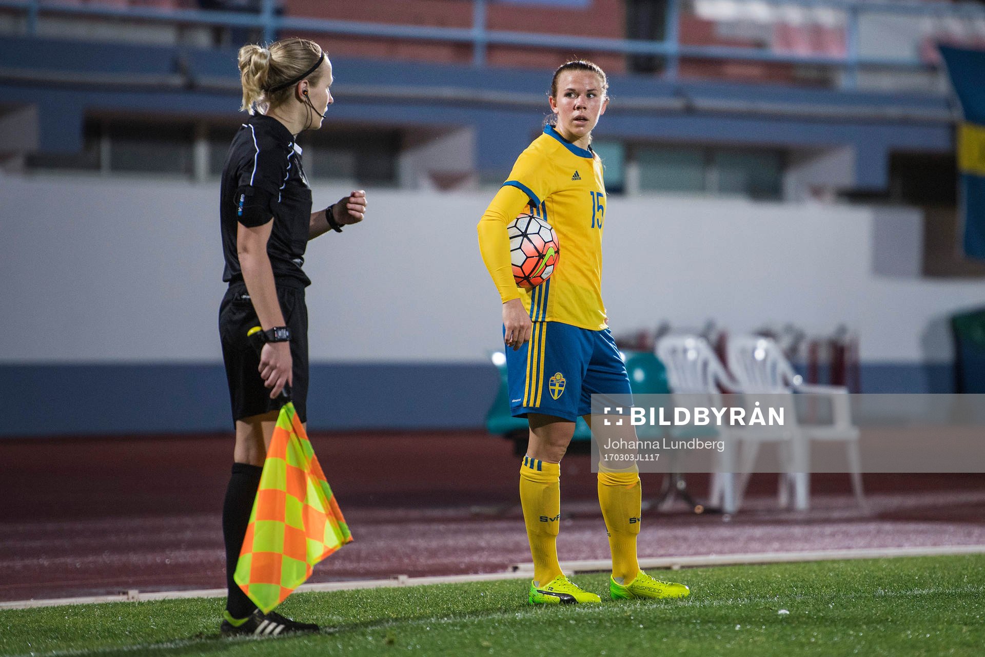 Sveriges Jessica Samuelsson pratar med linjedomaren