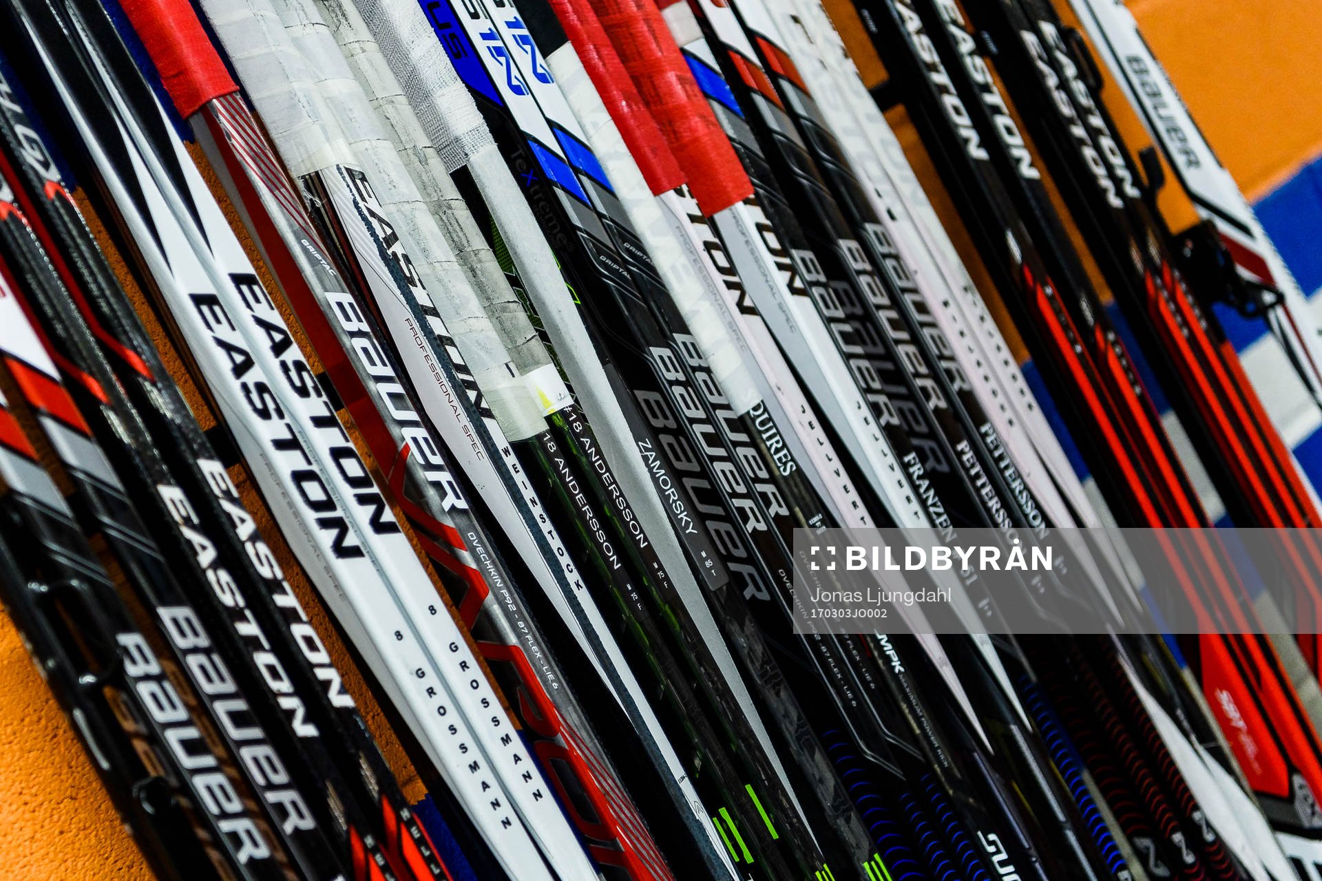 Klubbor före ishockeymatchen i SHL mellan Växjö och