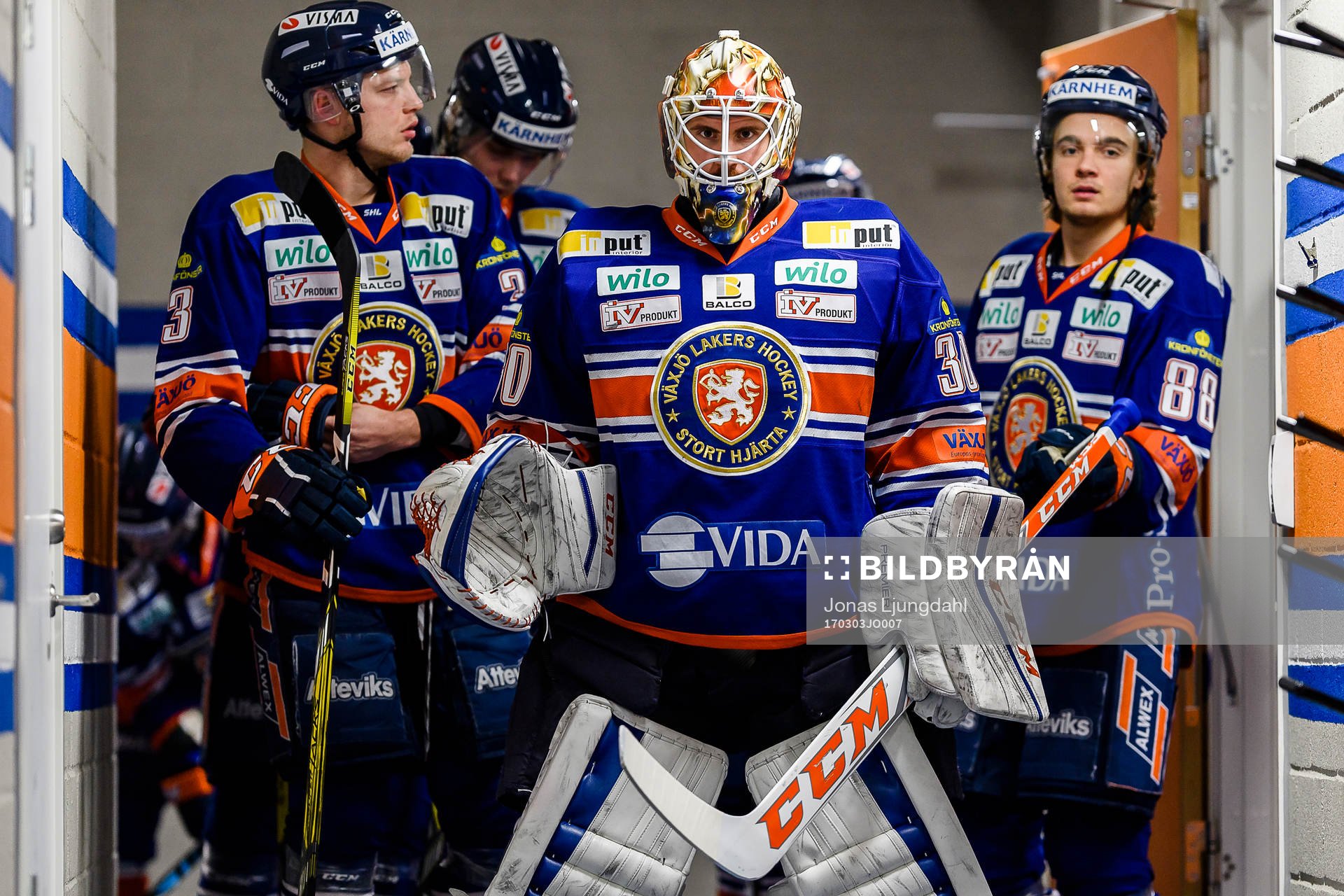 Växjös målvakt Joacim Eriksson framför Oliver Bohm och